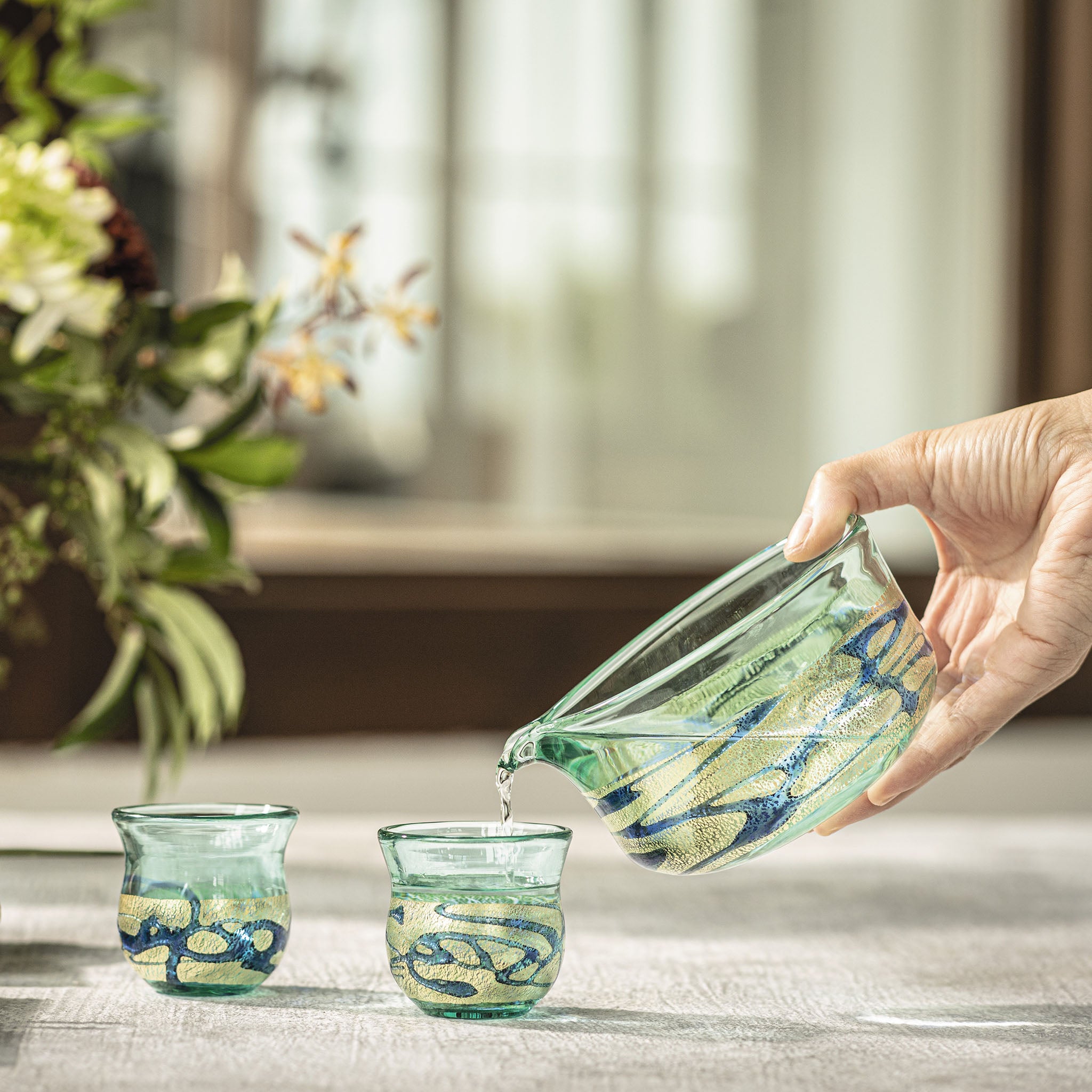 津軽びいどろ 金彩碧瑠璃 酒器セット 酒つぎで盃にお酒を注ぐ画像