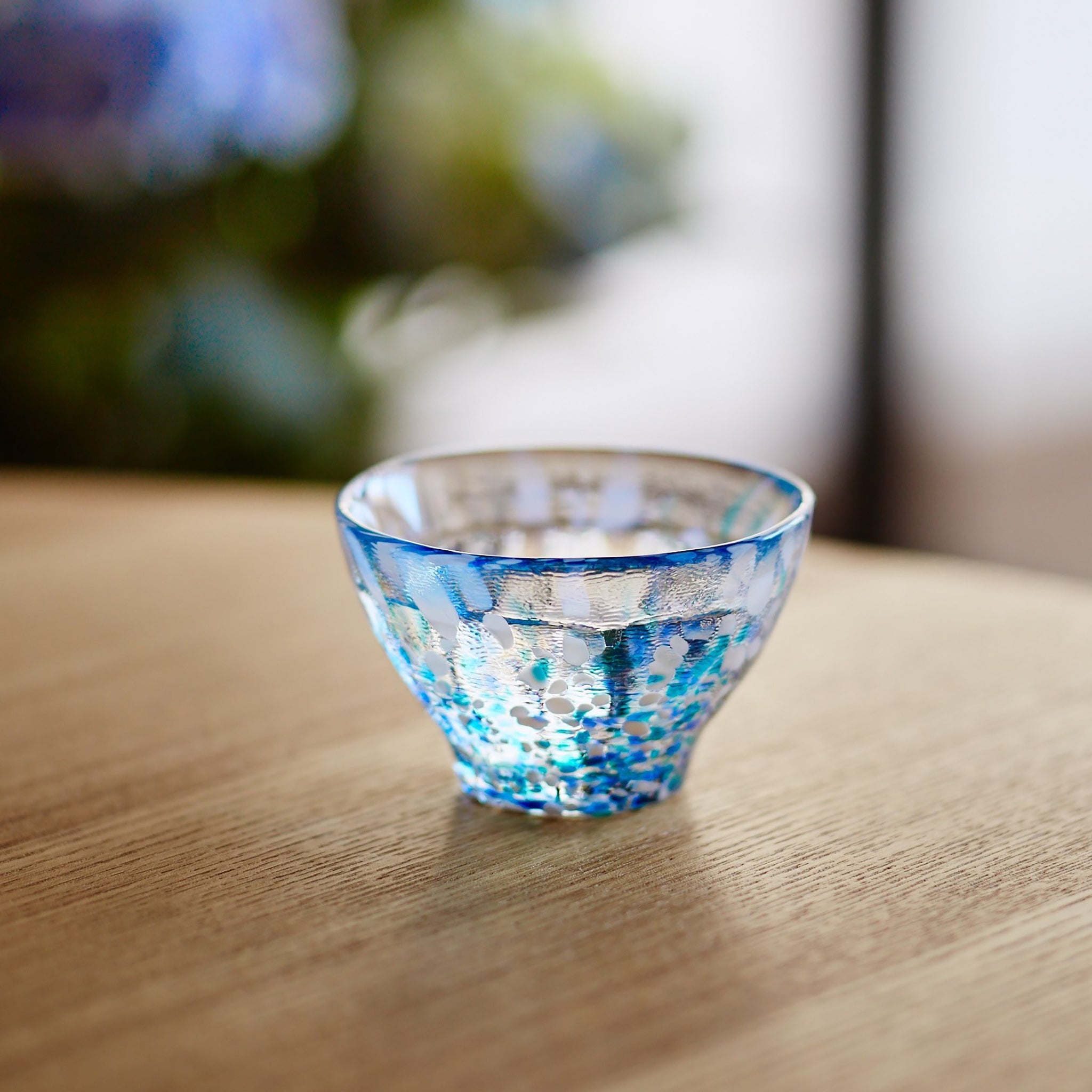 津軽びいどろ 盃コレクション 盃あじさい 日本酒が注がれた盃の画像