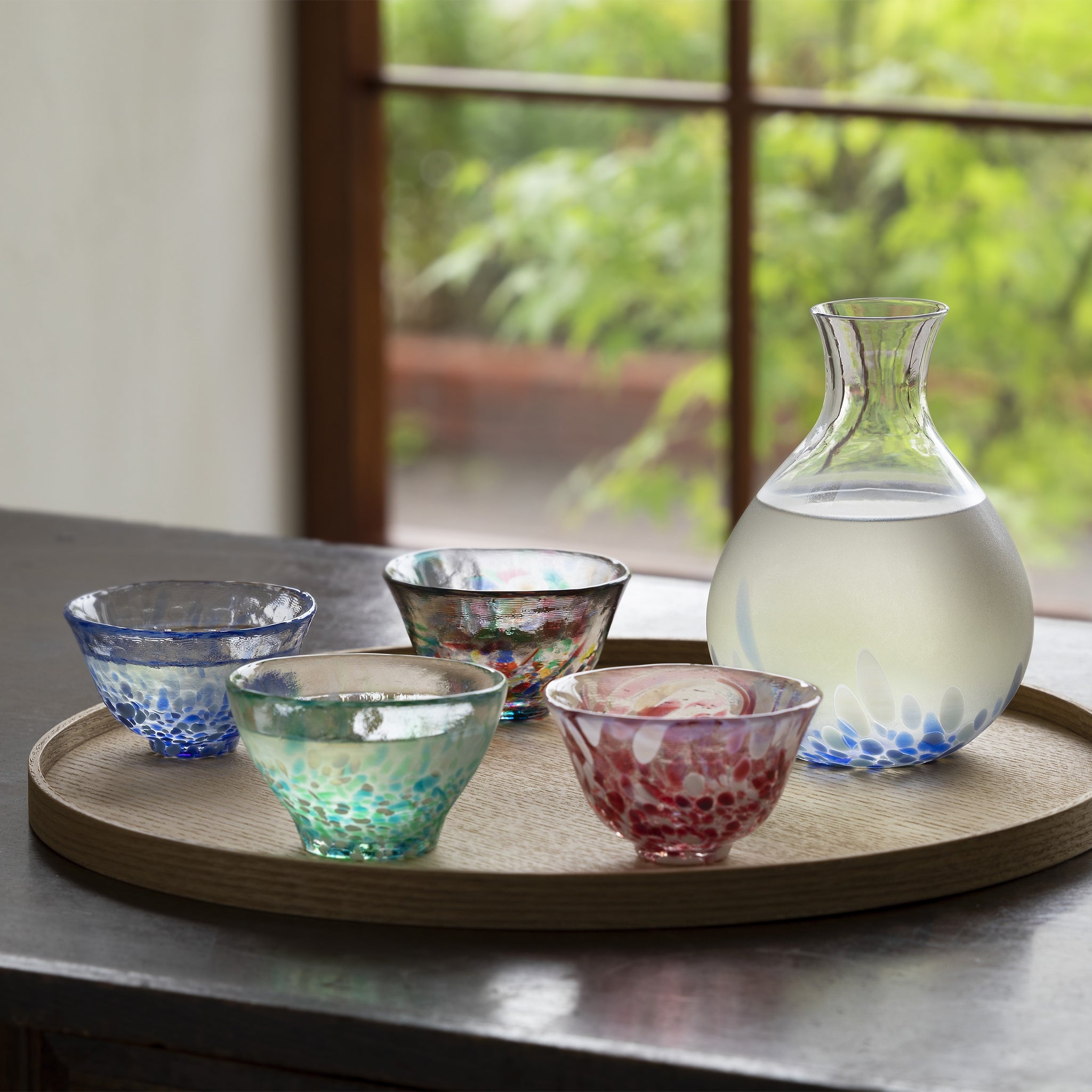 津軽びいどろ 盃コレクション 盃みずばしょう お盆の上に並んでいる盃と徳利の画像