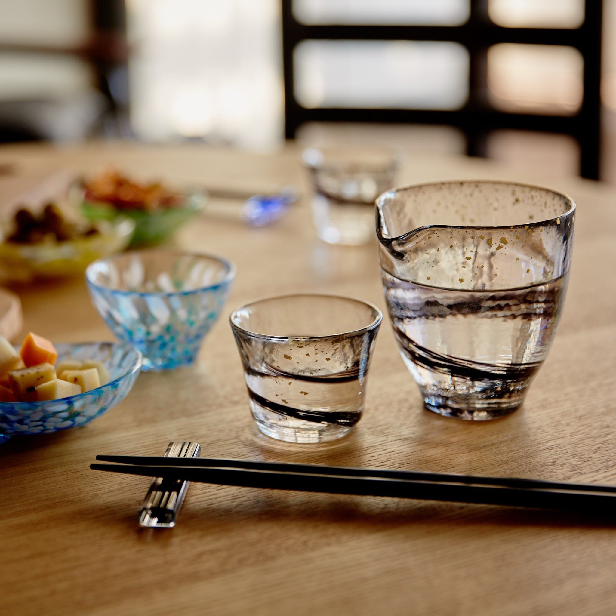 津軽びいどろ 盃コレクション 盃夜風 同じ柄の片口と盃がテーブルに並んでいる画像