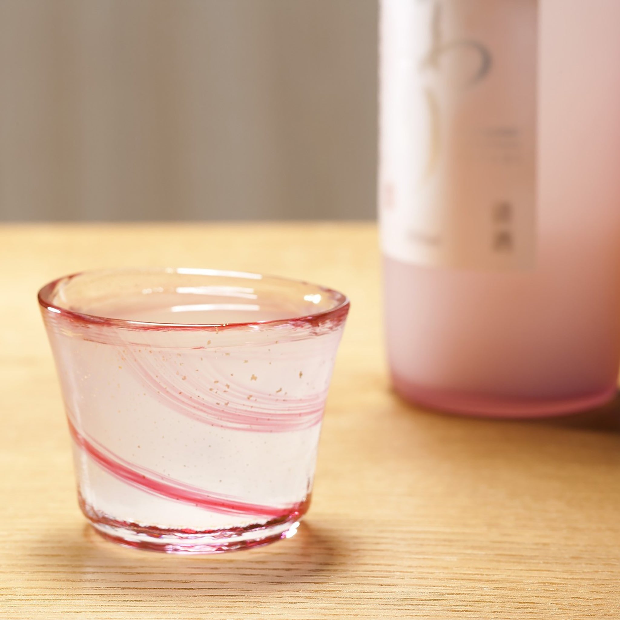 津軽びいどろ 盃コレクション 盃春風 日本酒と並んでいる盃の画像