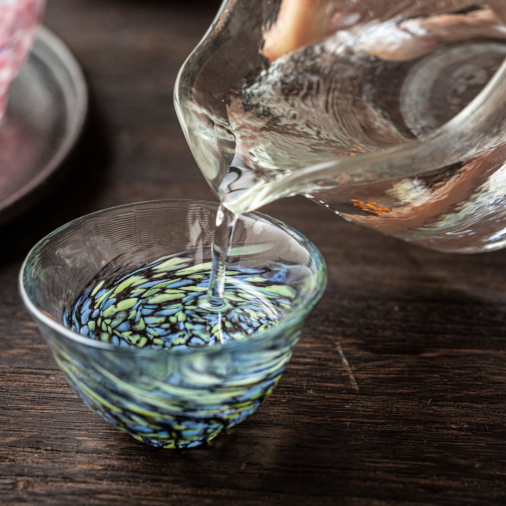 津軽びいどろ あおもりの肴 盃 鯖 盃に日本酒を注いでいる画像