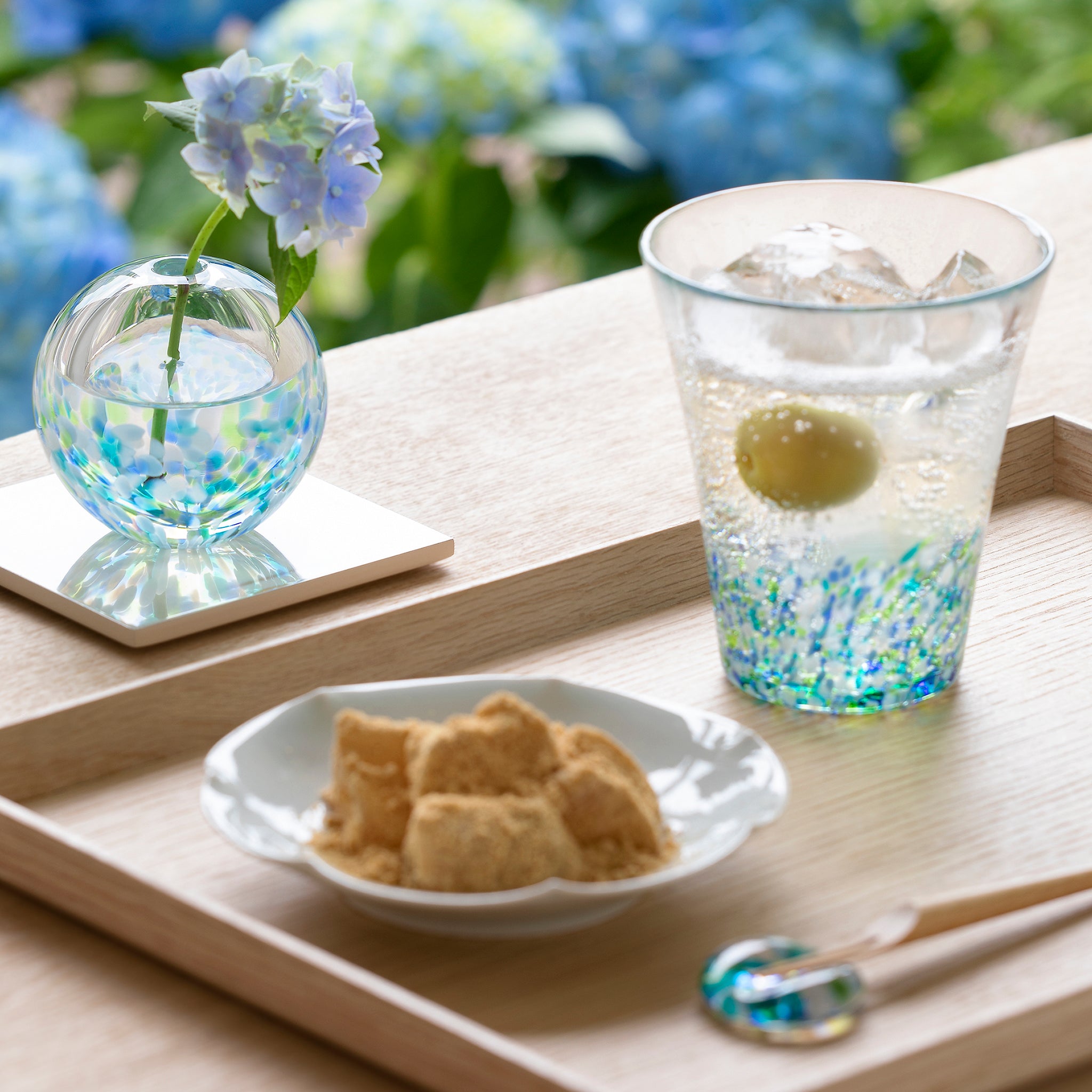 津軽びいどろ にほんの色ふうけい 一輪挿し 紫陽花 わらび餅と並んでいるグラスと花瓶の画像