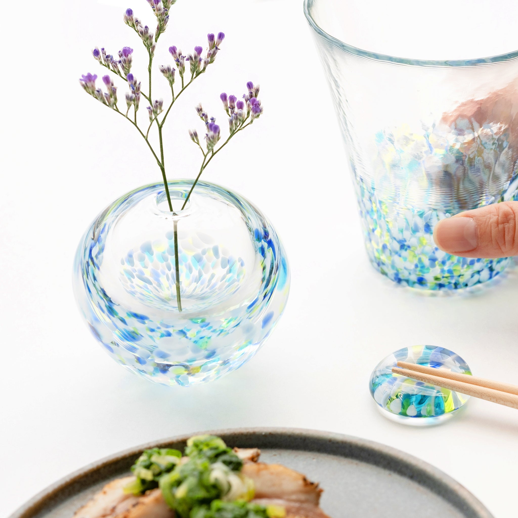 津軽びいどろ にほんの色ふうけい 一輪挿し 紫陽花 料理と並んでいる花瓶の画像