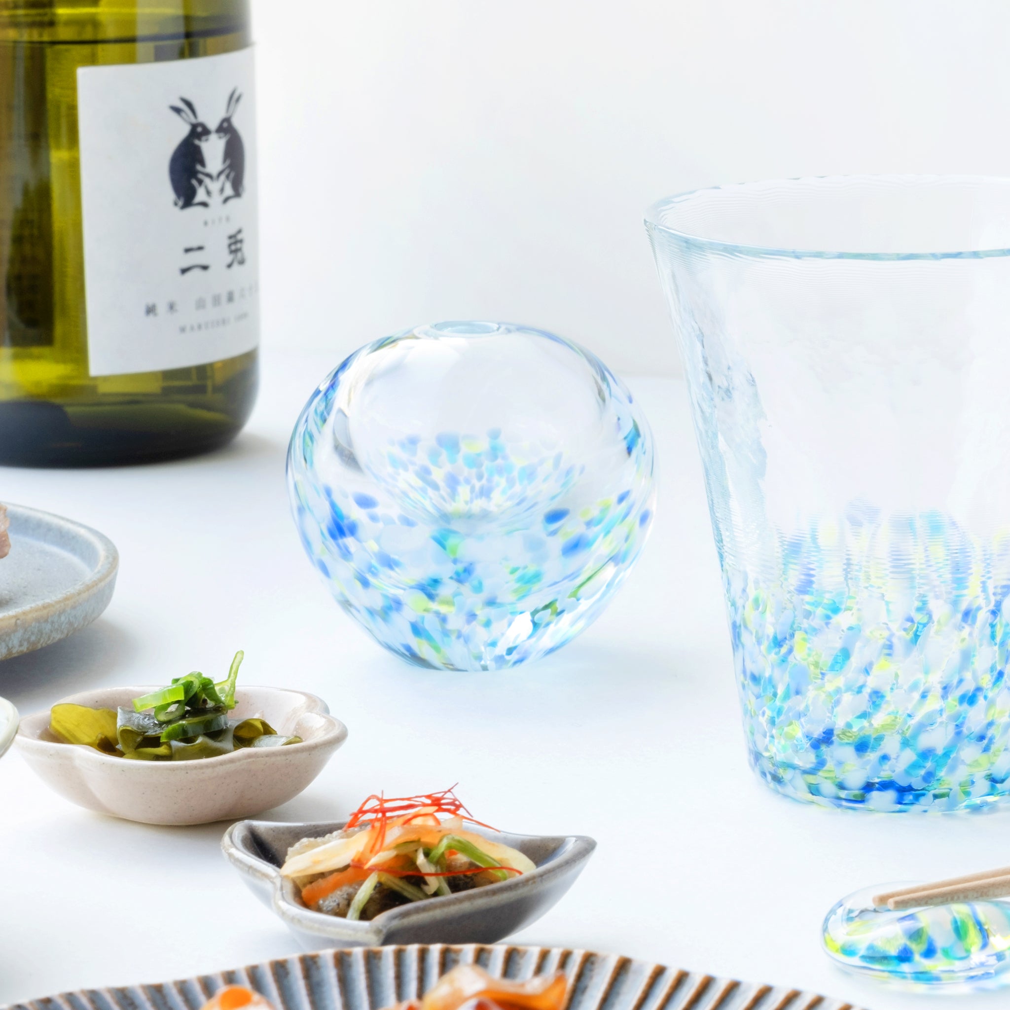 津軽びいどろ にほんの色ふうけい 一輪挿し 紫陽花 食卓に並んでいる花瓶とグラスの画像