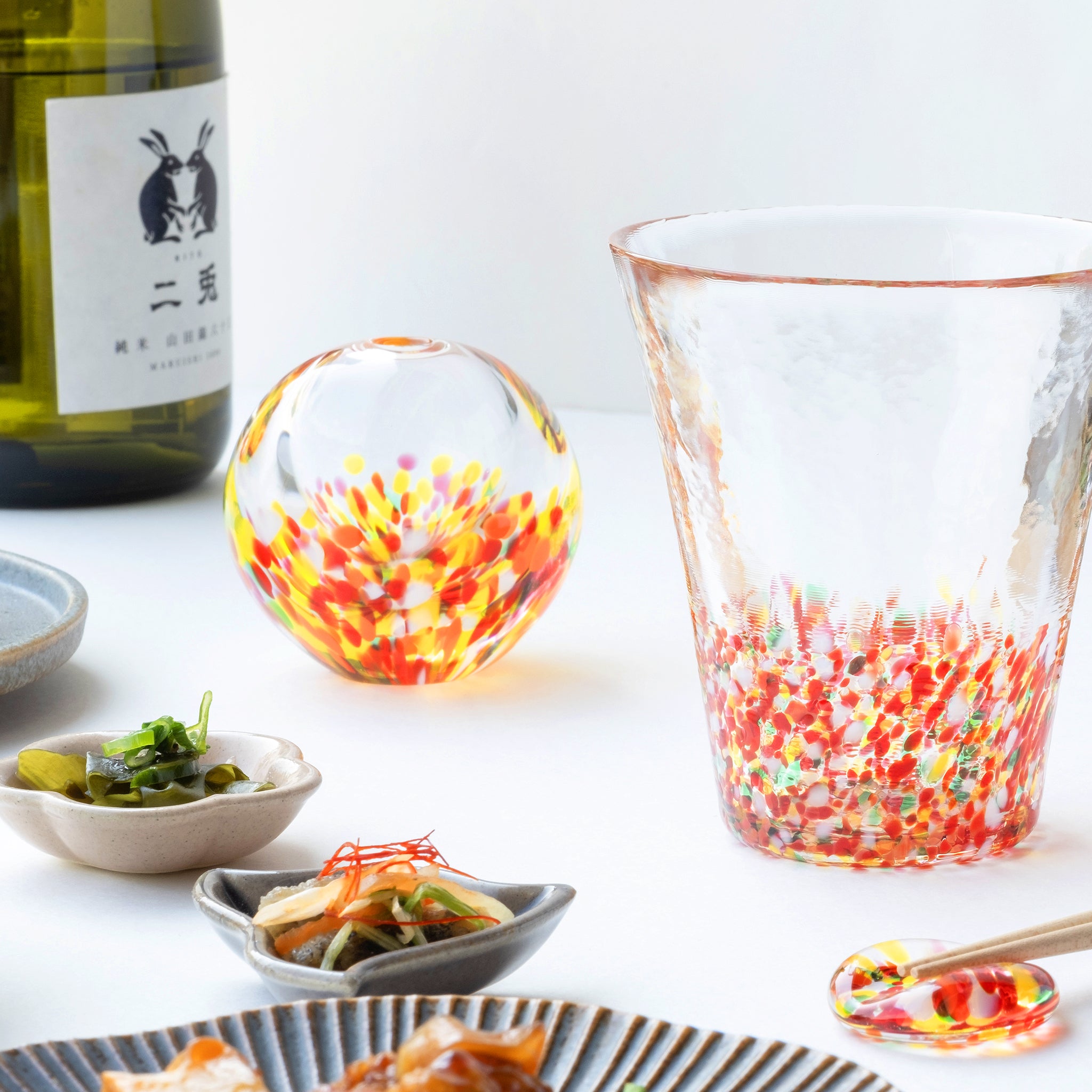 津軽びいどろ にほんの色ふうけい 一輪挿し 紅葉山 食卓に並んでいるグラスと花瓶の画像