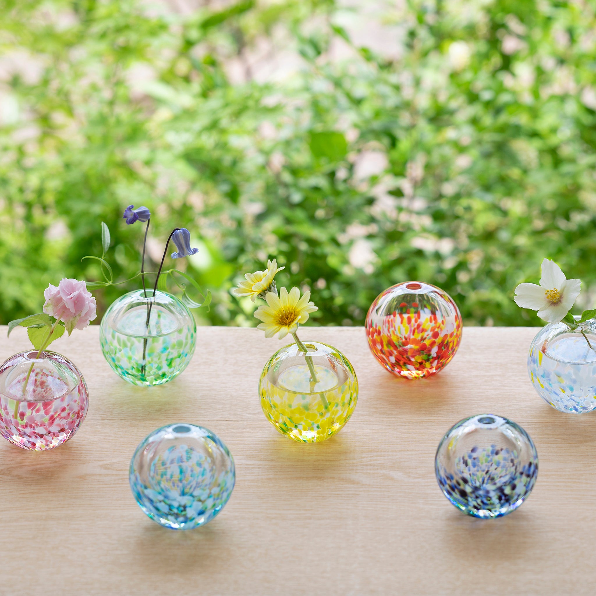 津軽びいどろ にほんの色ふうけい 一輪挿し 宵の蛍 色違いの花瓶が並んでいる画像