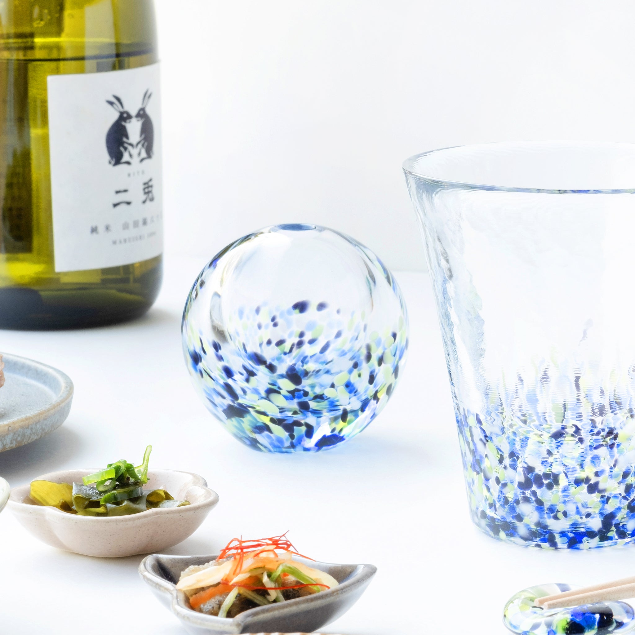 津軽びいどろ にほんの色ふうけい 一輪挿し 宵の蛍 日本酒と並んでいるグラスと花瓶の画像