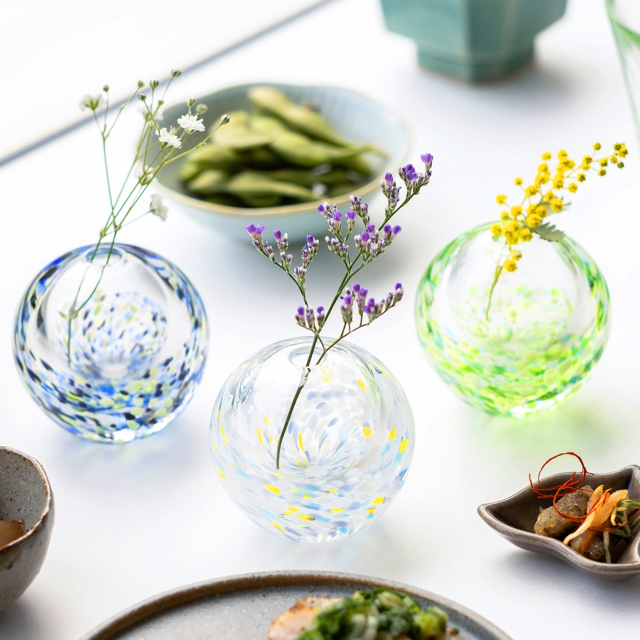 津軽びいどろ にほんの色ふうけい 一輪挿し 宵の蛍 色違いの花瓶が並んでいる画像