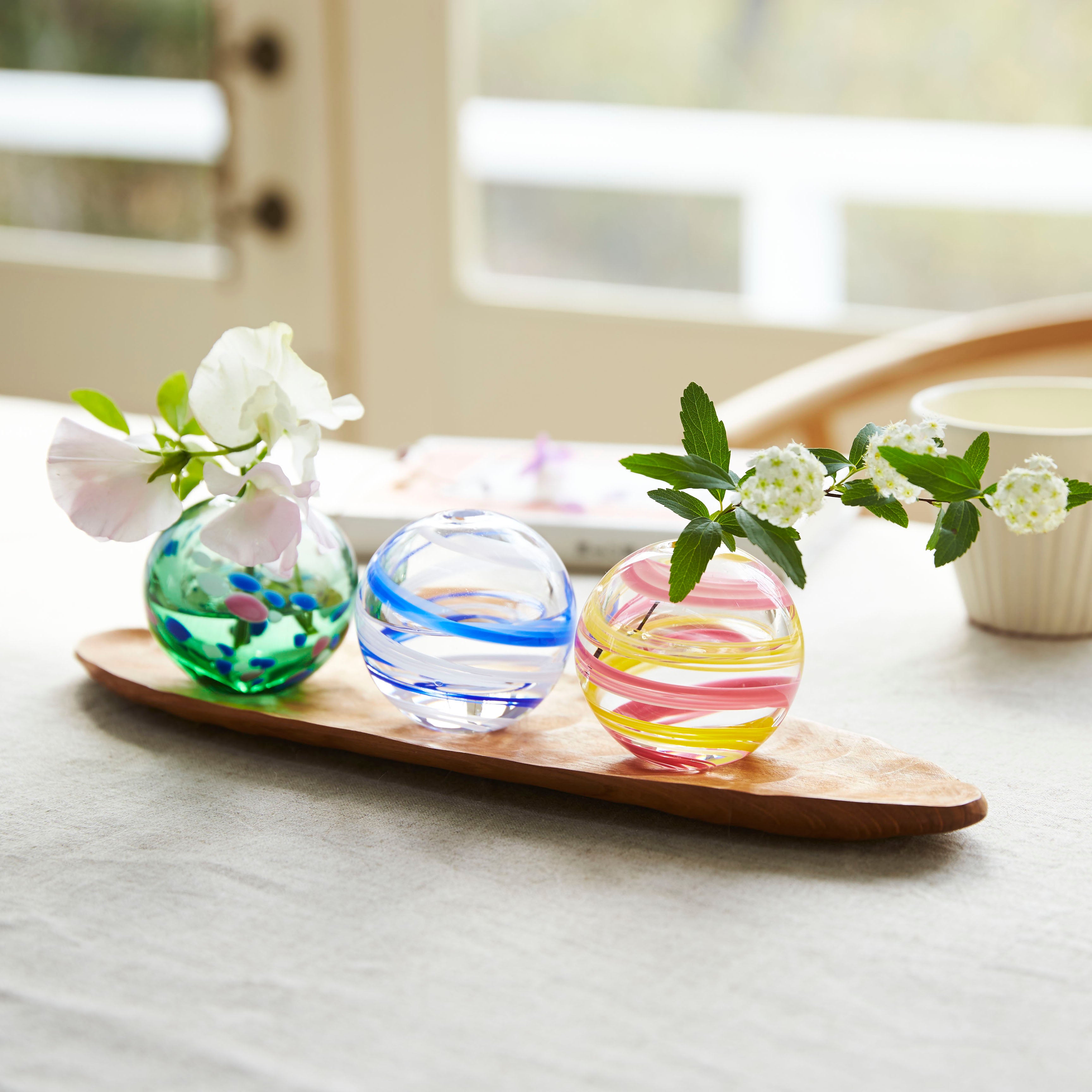 津軽びいどろ 彩手鞠 桜風 一輪挿し 同じシリーズの花瓶が並んでいる画像