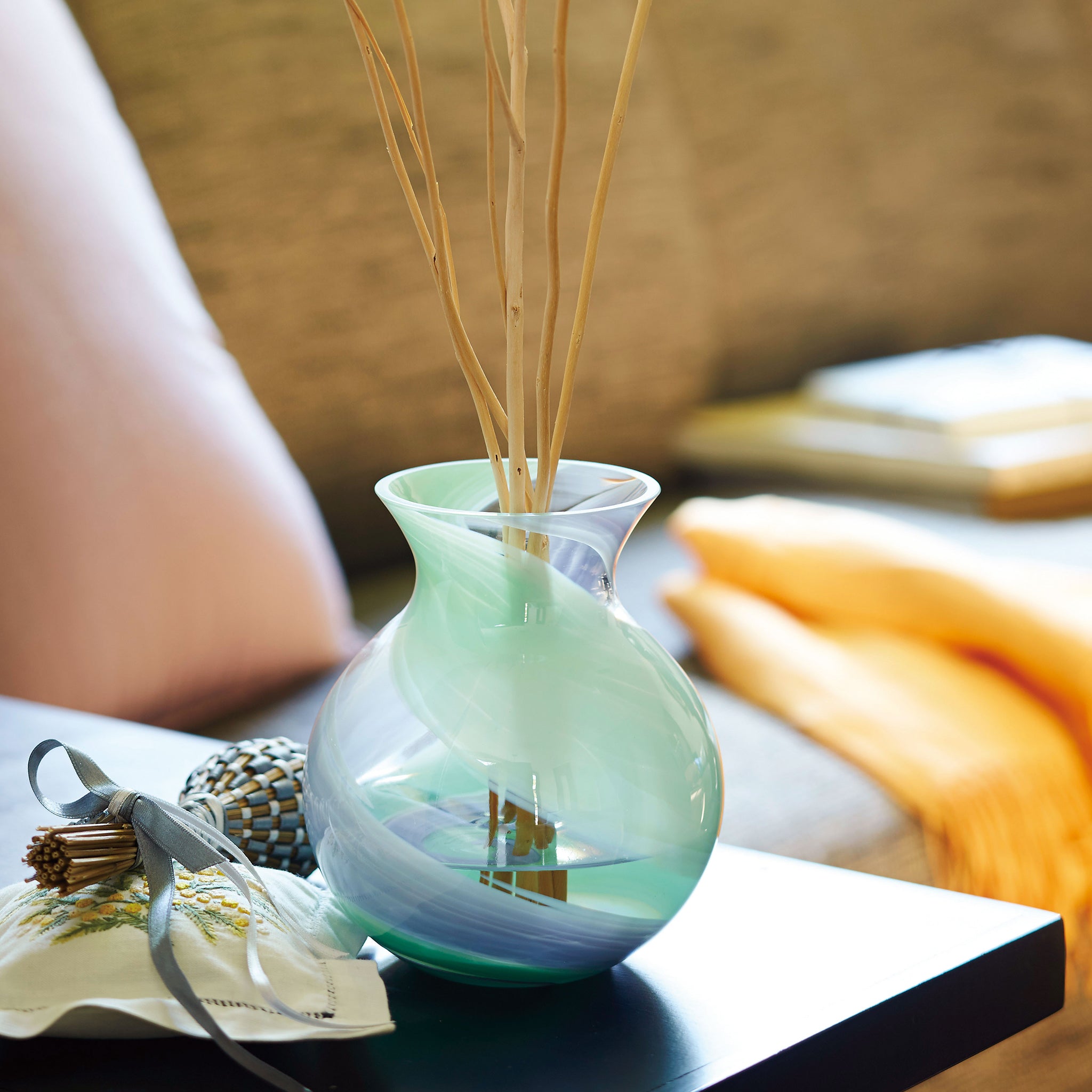 津軽びいどろ 花しずく ブーケポットラベンダー サイドテーブルに置かれている花器の画像