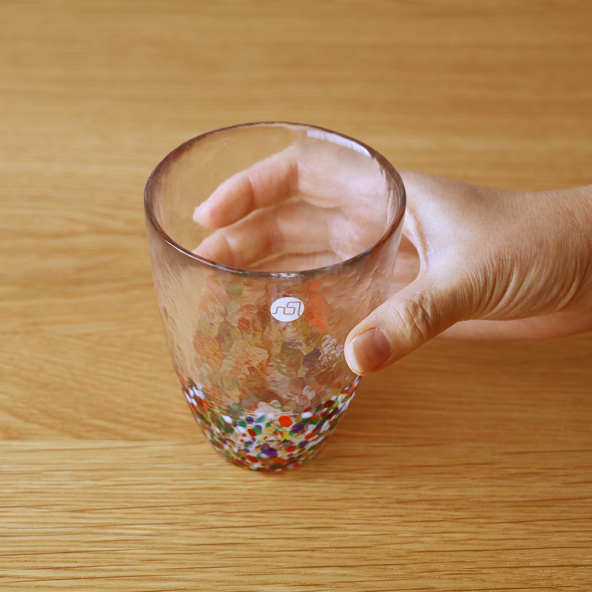 津軽びいどろ NEBUTA ねぶたタンブラーペア グラスを手でつかんでいる画像