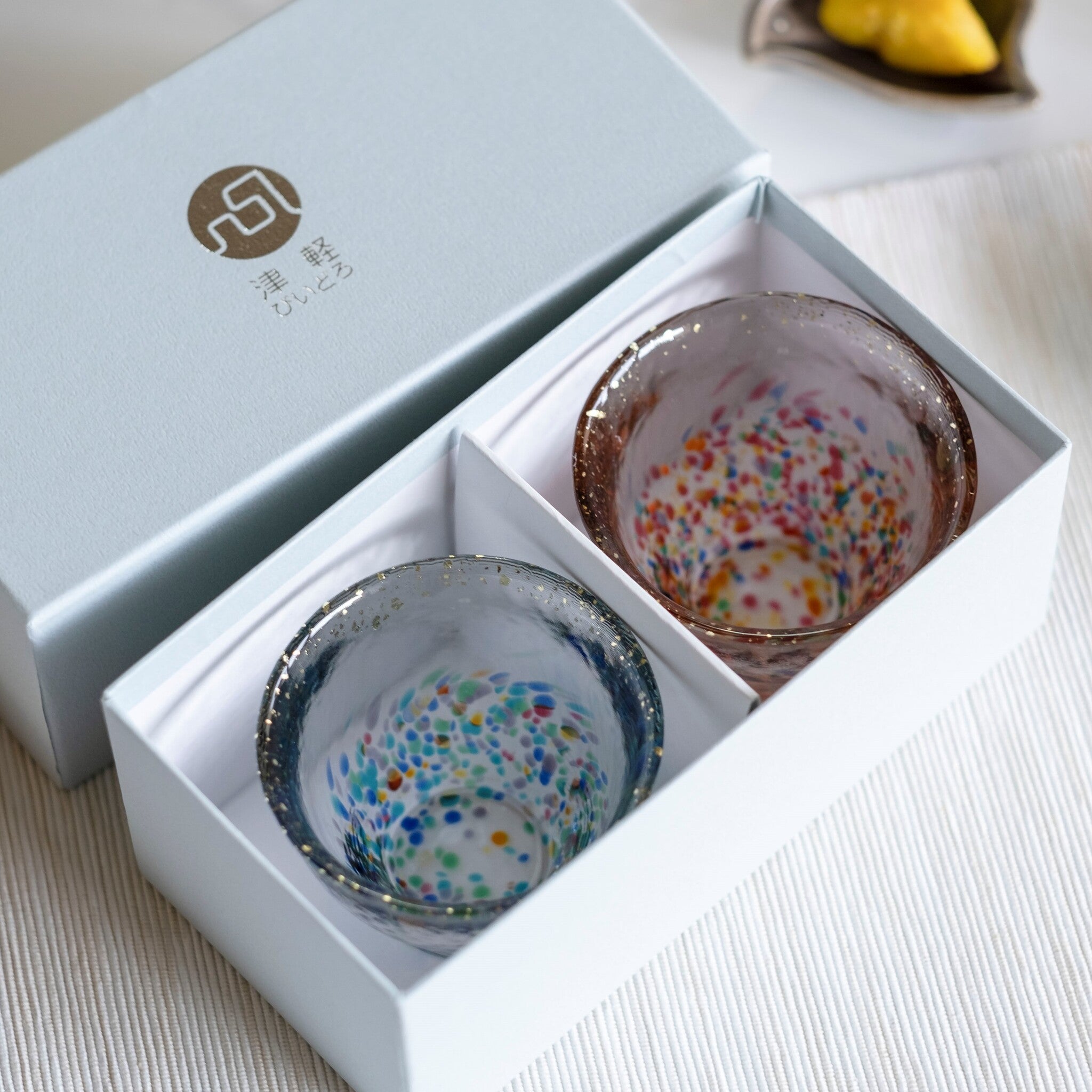 津軽びいどろ MATSURI 金彩ぐいのみペア 化粧箱に入った盃の画像