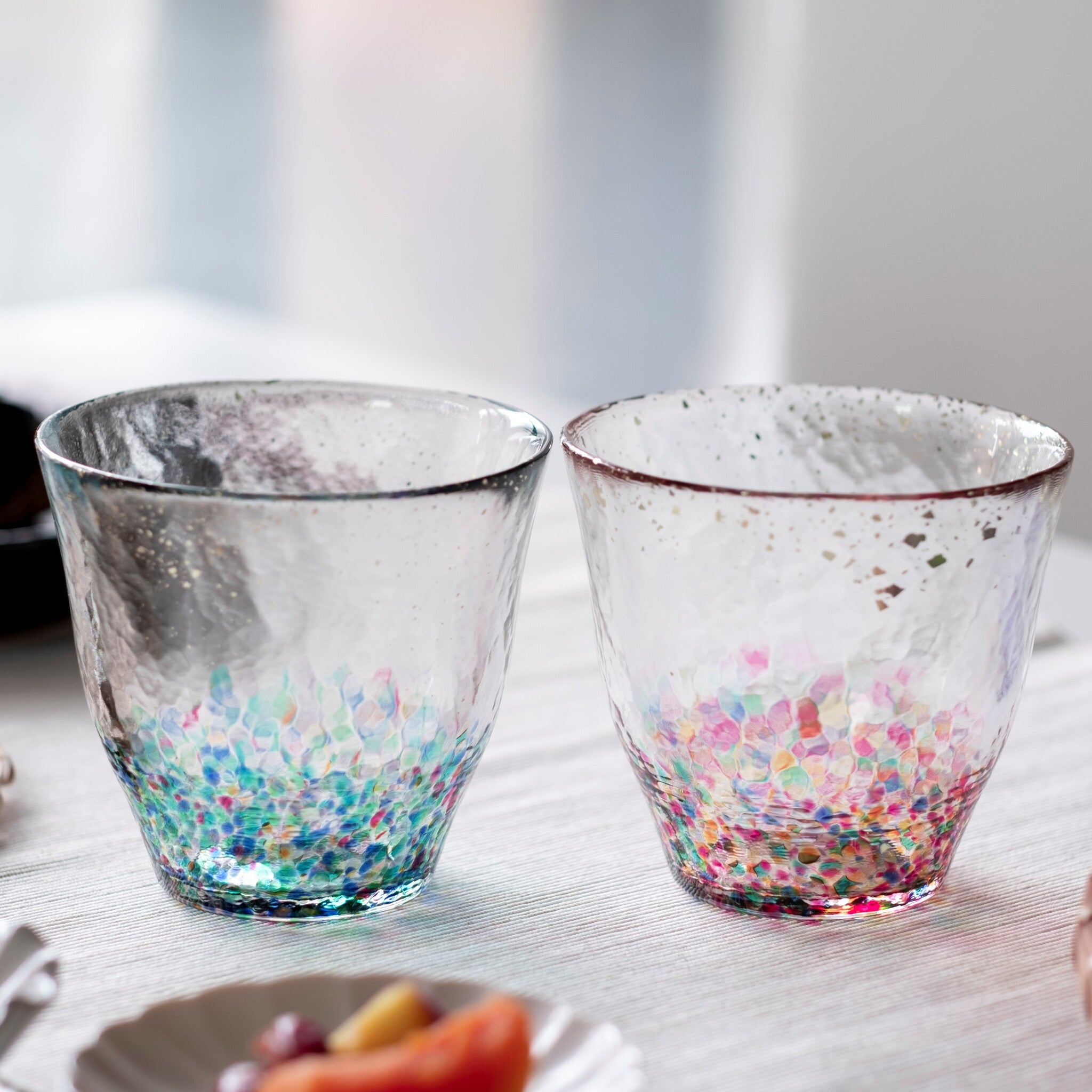 津軽びいどろ MATSURI 金彩ロックグラスペア 色違いのグラスが並んでいる画像