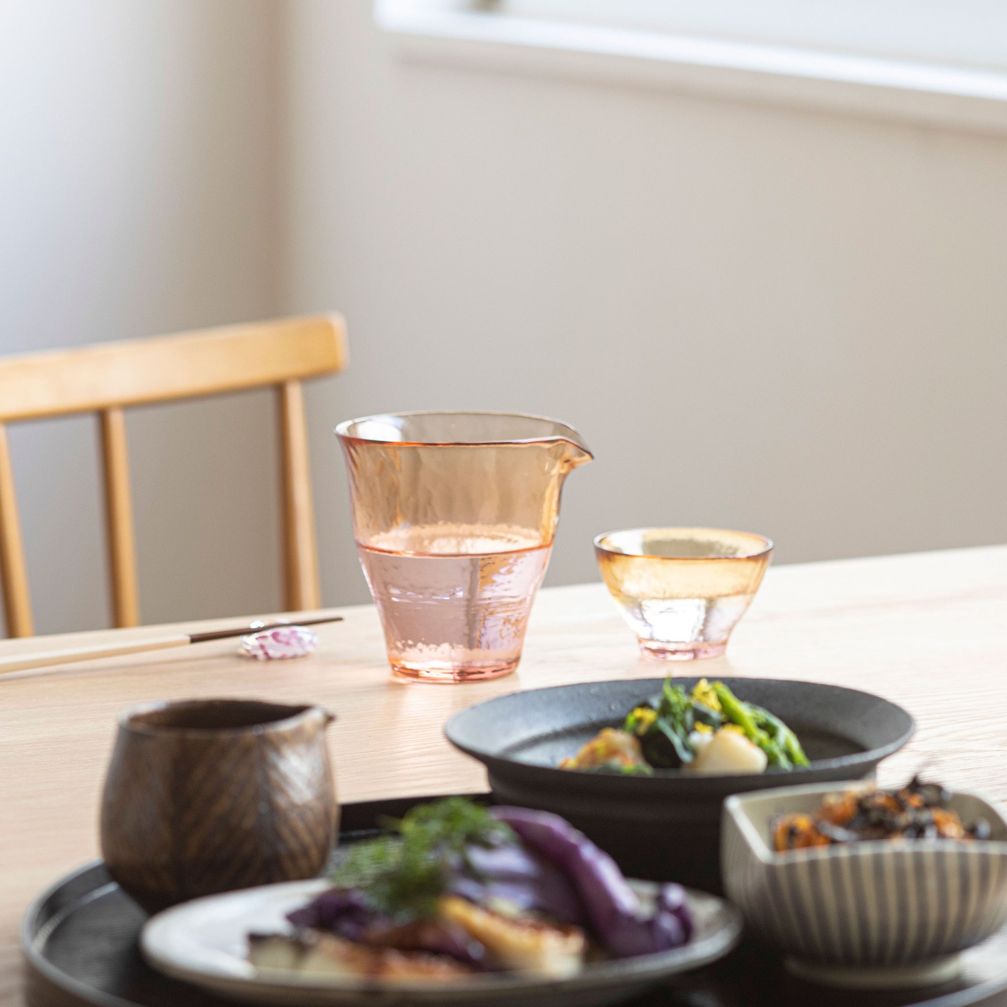 津軽びいどろ にほんの色 酒器セット薄桜 食卓に並ぶ酒器の画像
