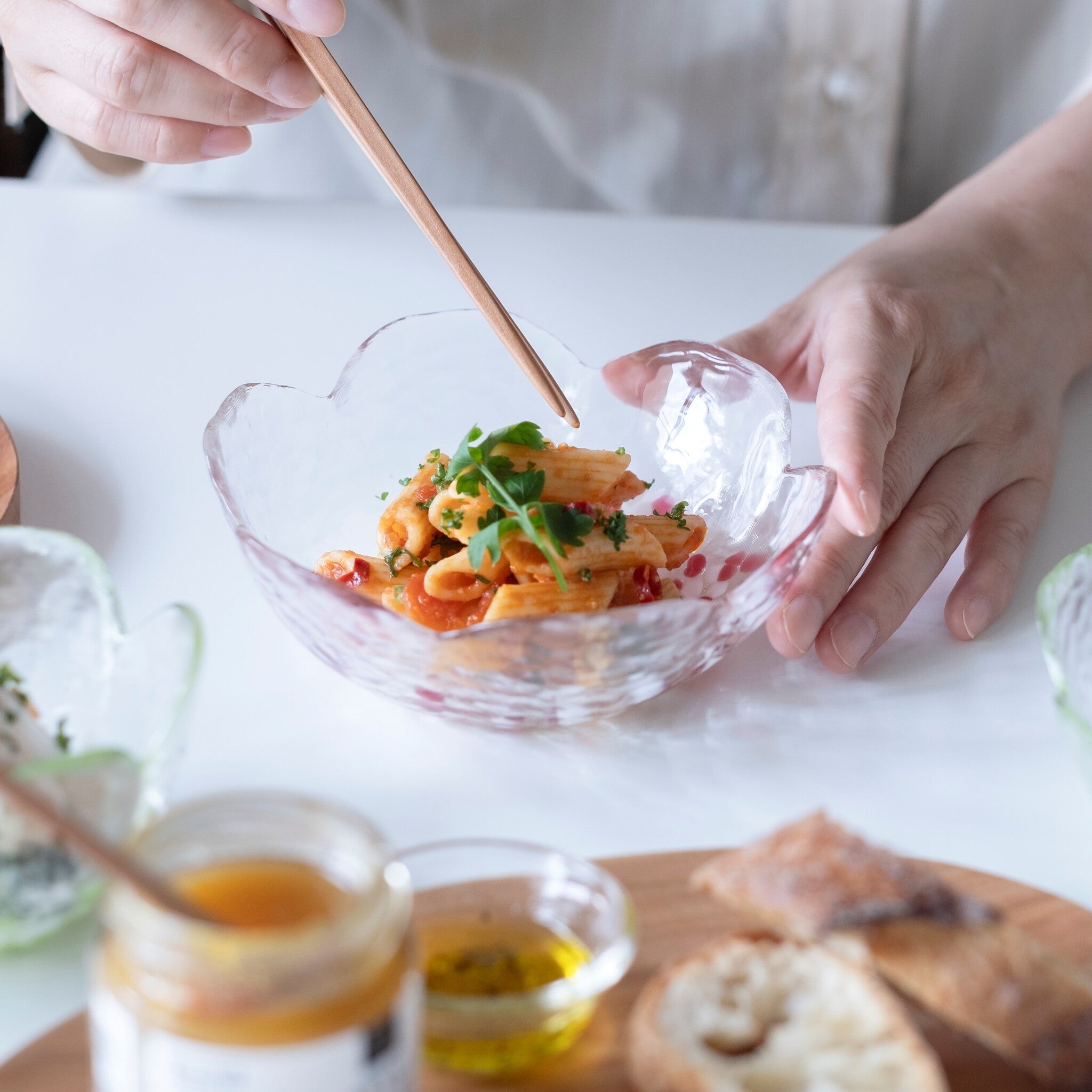 津軽びいどろ りんご 小付小鉢セット ガラス食器に料理をよそっている画像