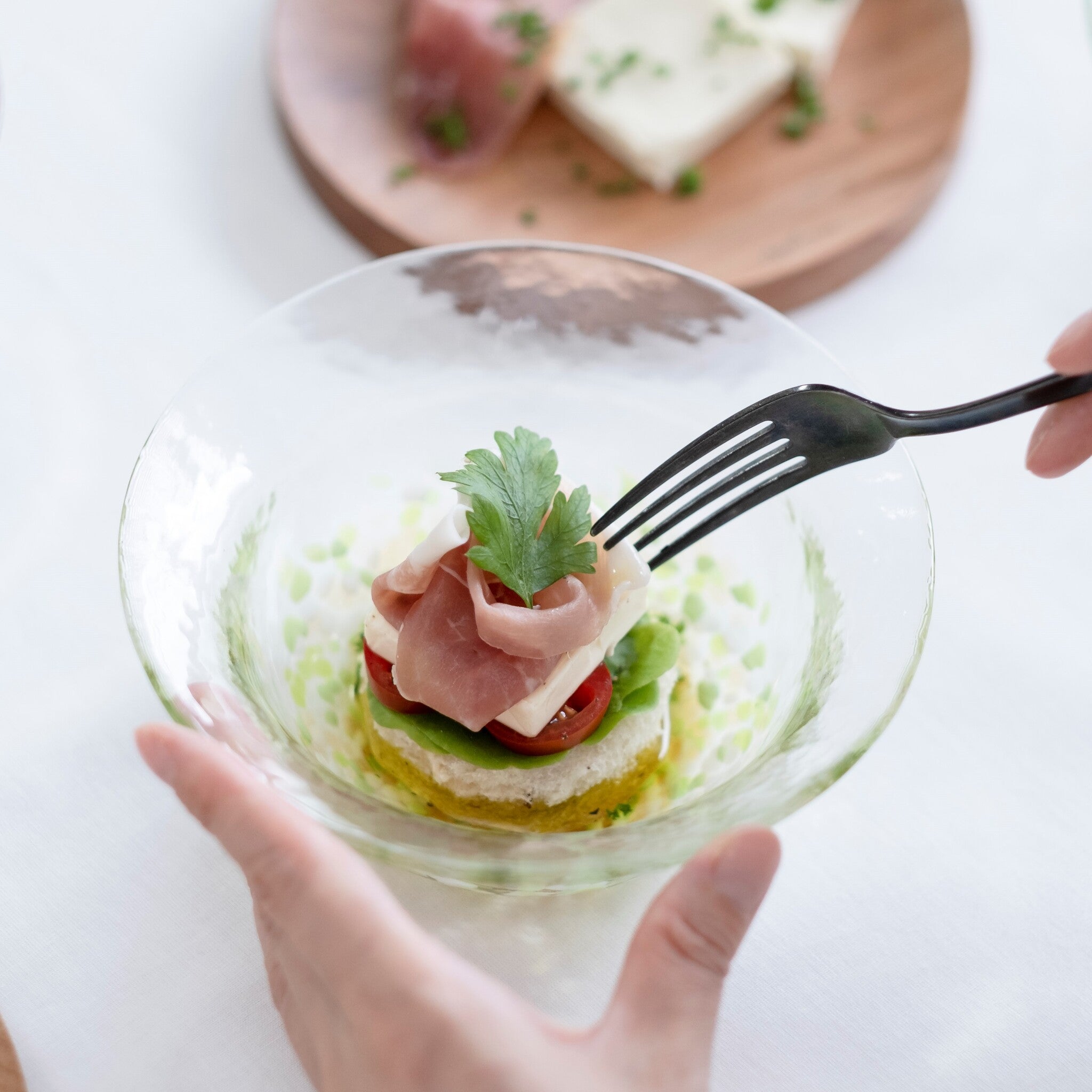 津軽びいどろ 津軽自然色りんご あおりんごボール サラダが盛り付けられたガラス食器の画像