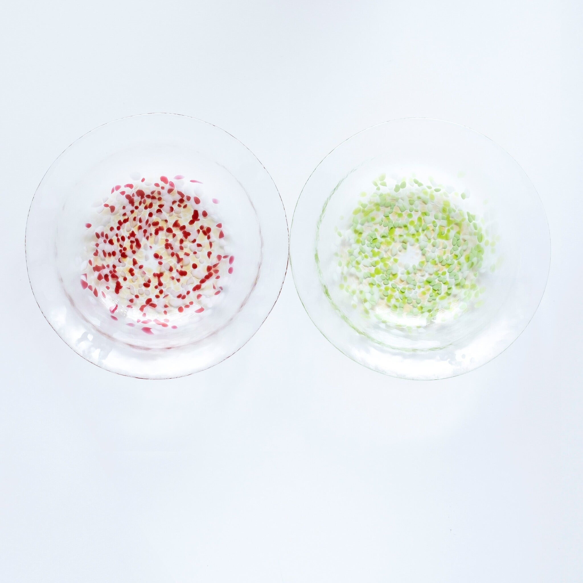 津軽びいどろ 津軽自然色りんご あおりんごディッシュ 色違いのガラス食器が並んでいる画像