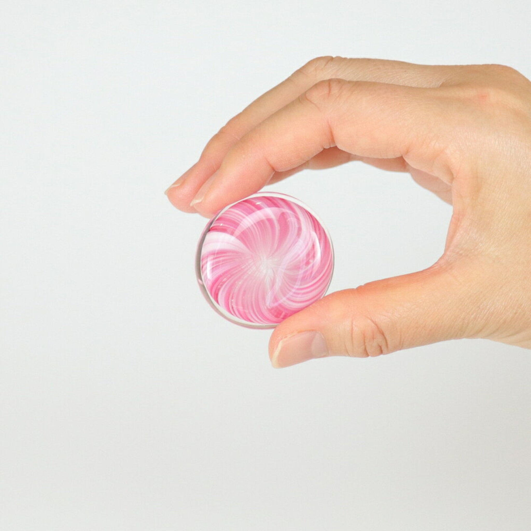 津軽びいどろ 12色の箸置き 菜の花 箸置きを手でつかんでいる画像