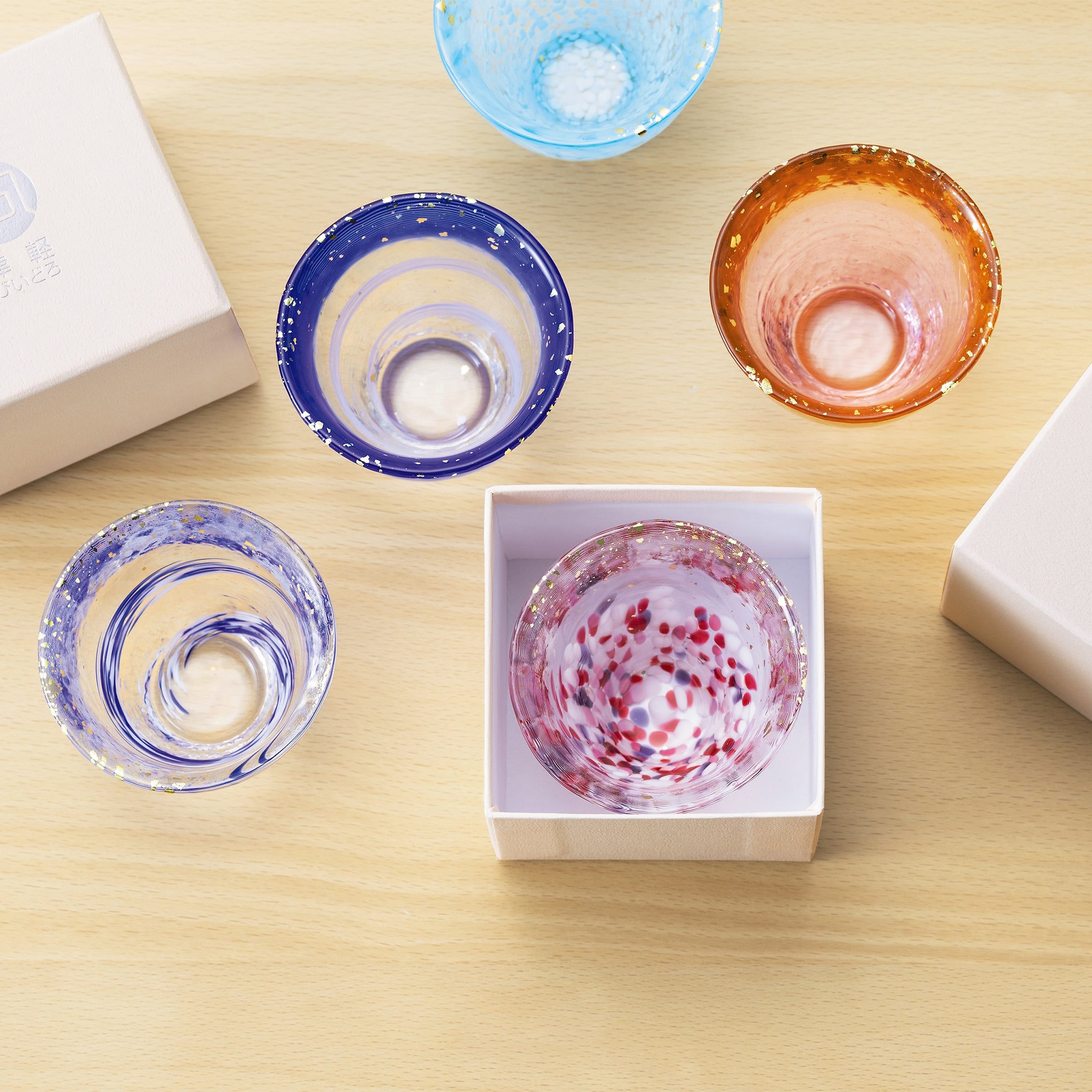 津軽びいどろ 金彩ぐいのみ すずし風 盃と化粧箱の画像