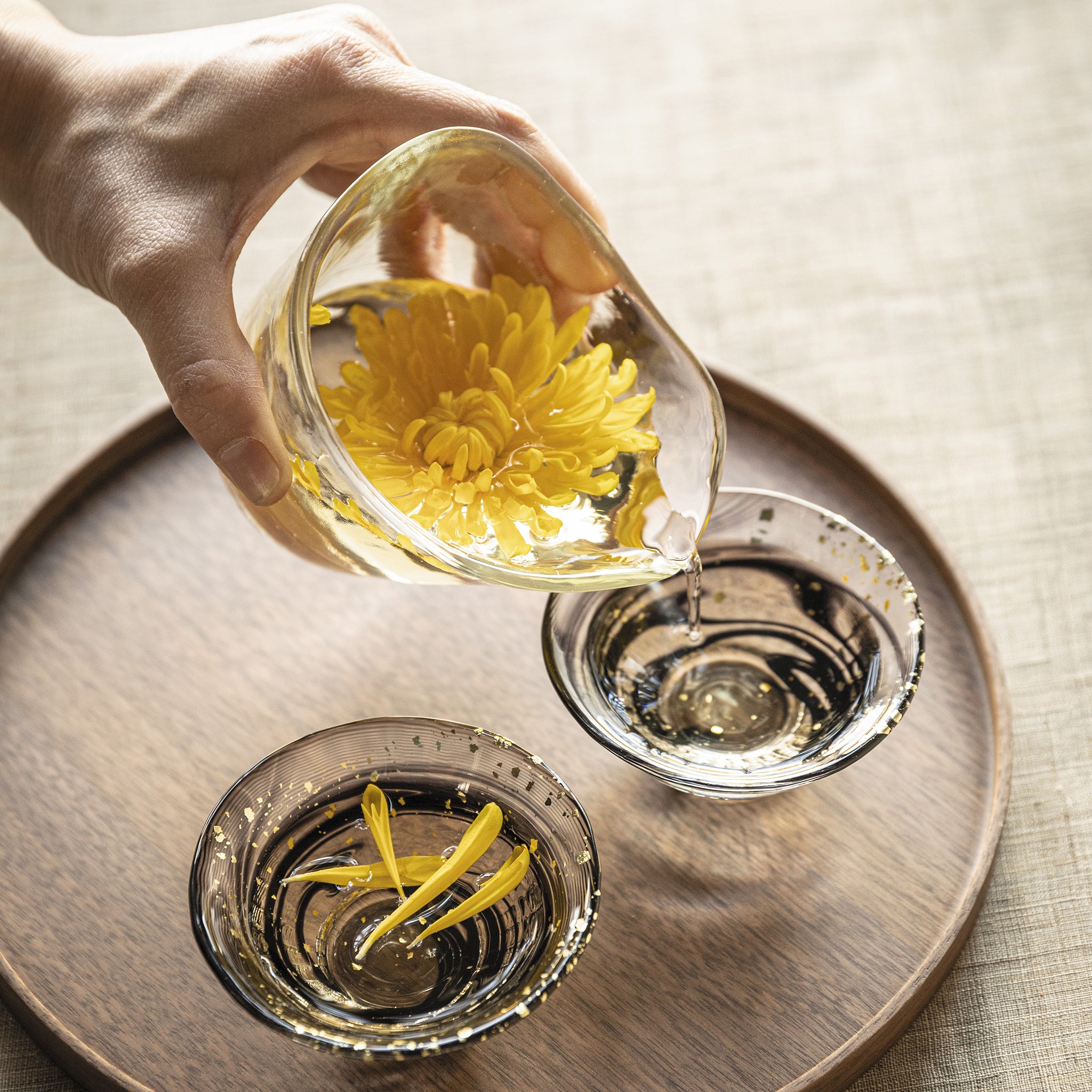 津軽びいどろ 爽華 金彩 盃 星夜 木箱入 盃に日本酒を注いでいる画像