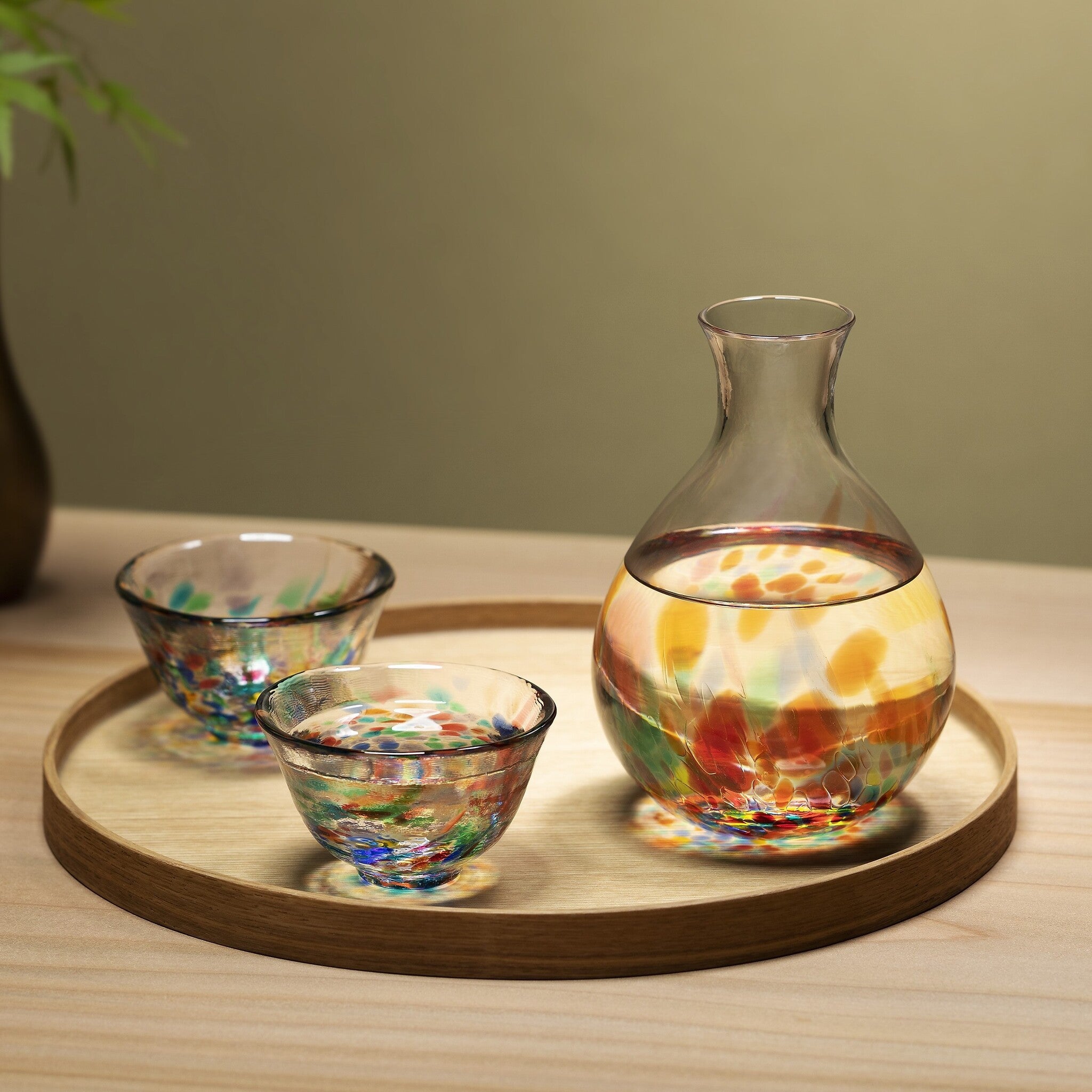 津軽びいどろ 徳利 ねぶた流し 盃と徳利がお盆に並んでいる画像