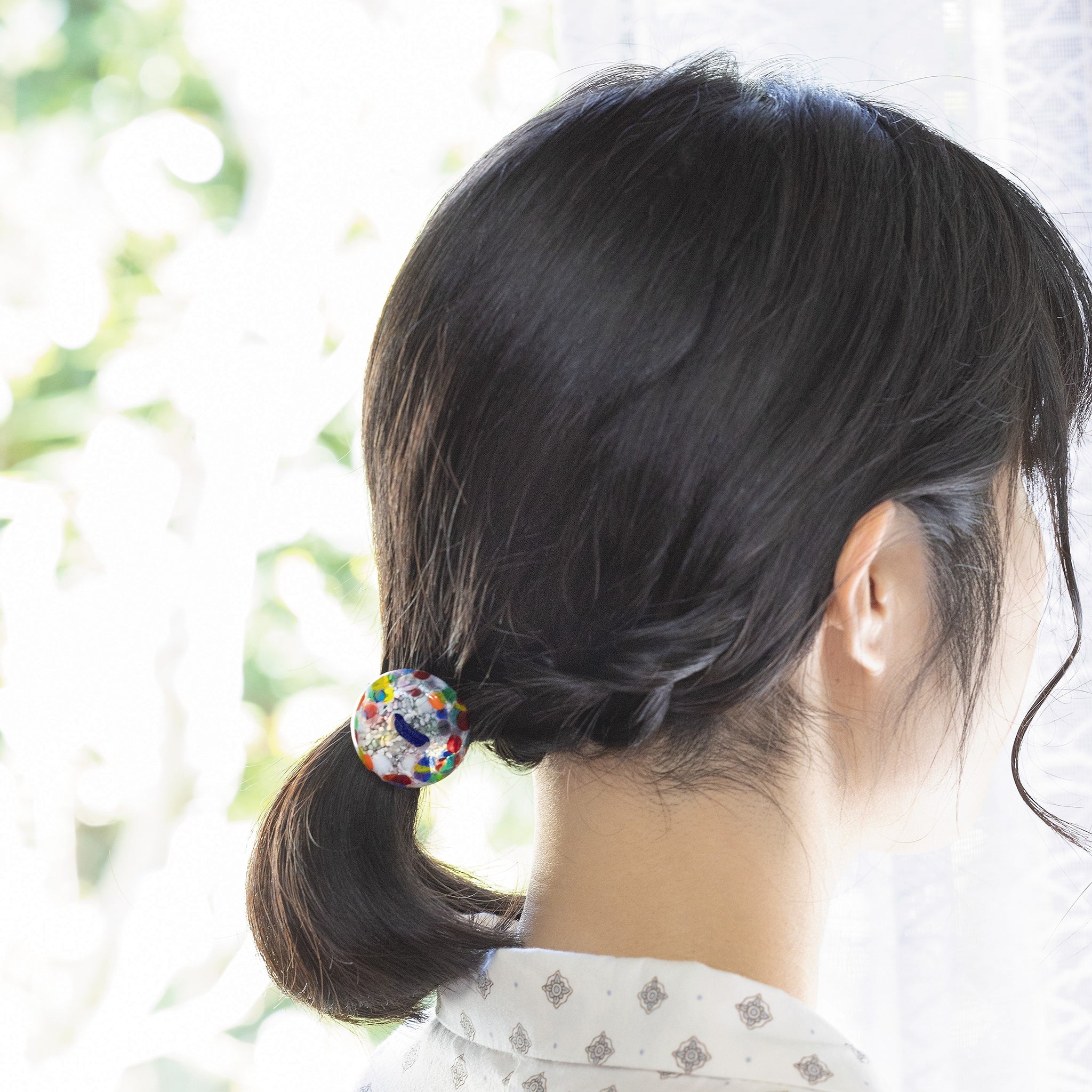 津軽びいどろ ヘアドロップ ヘアゴムねぶた ヘアゴムで髪の毛を束ねている画像