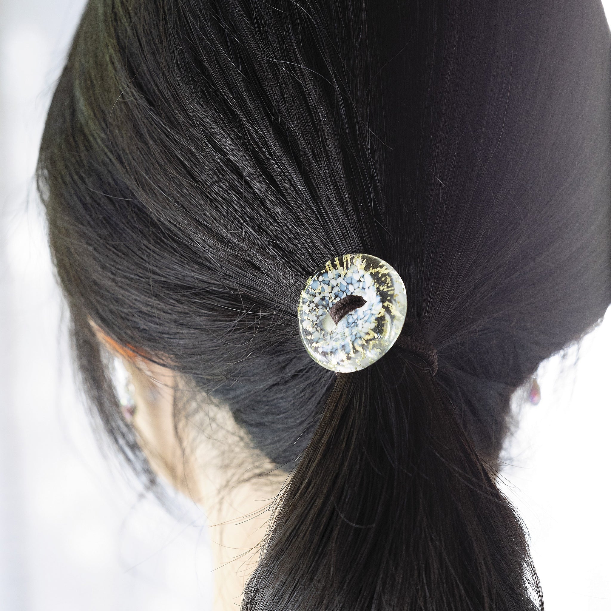 津軽びいどろ ヘアドロップ ヘアゴムゆき ヘアゴムで髪を束ねている画像