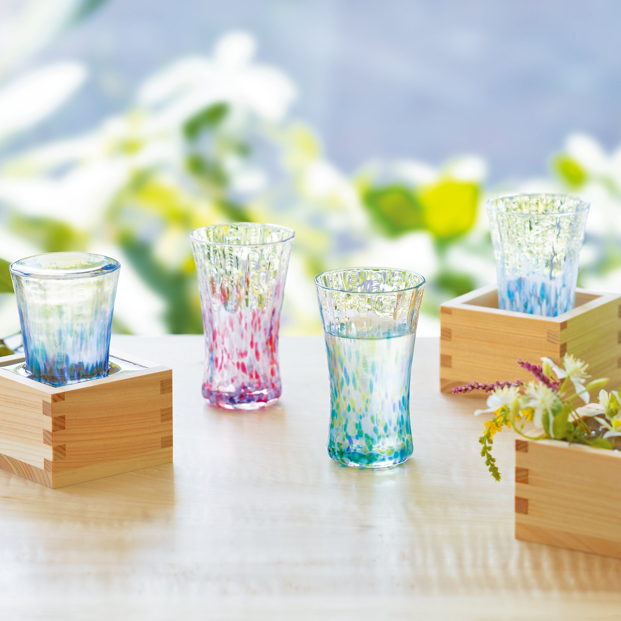 津軽びいどろ 枡酒杯 雪花セッカ 色違いの枡酒杯が並んでいる画像