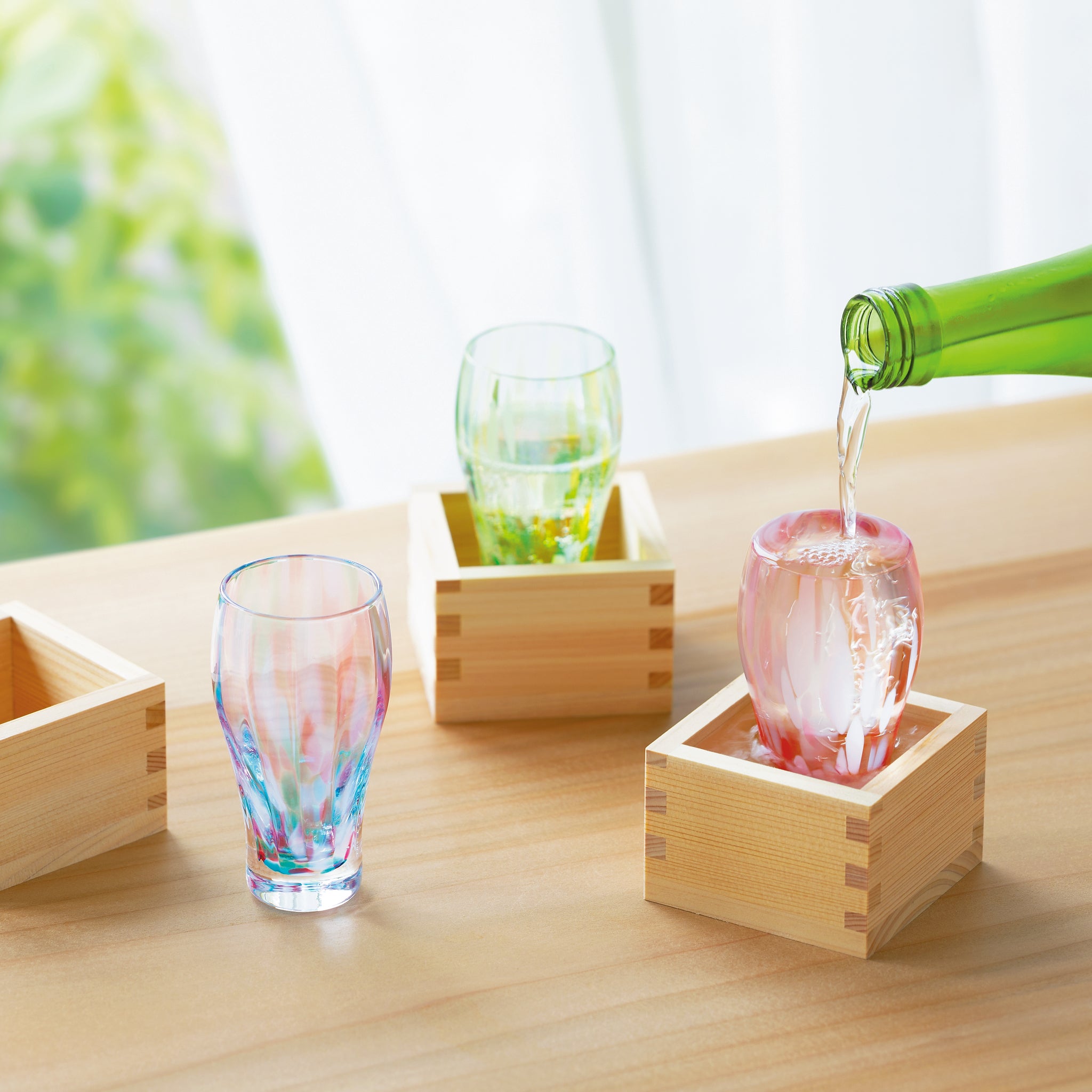 津軽びいどろ 枡酒杯 桜 色違いの枡酒杯が並んでいる画像