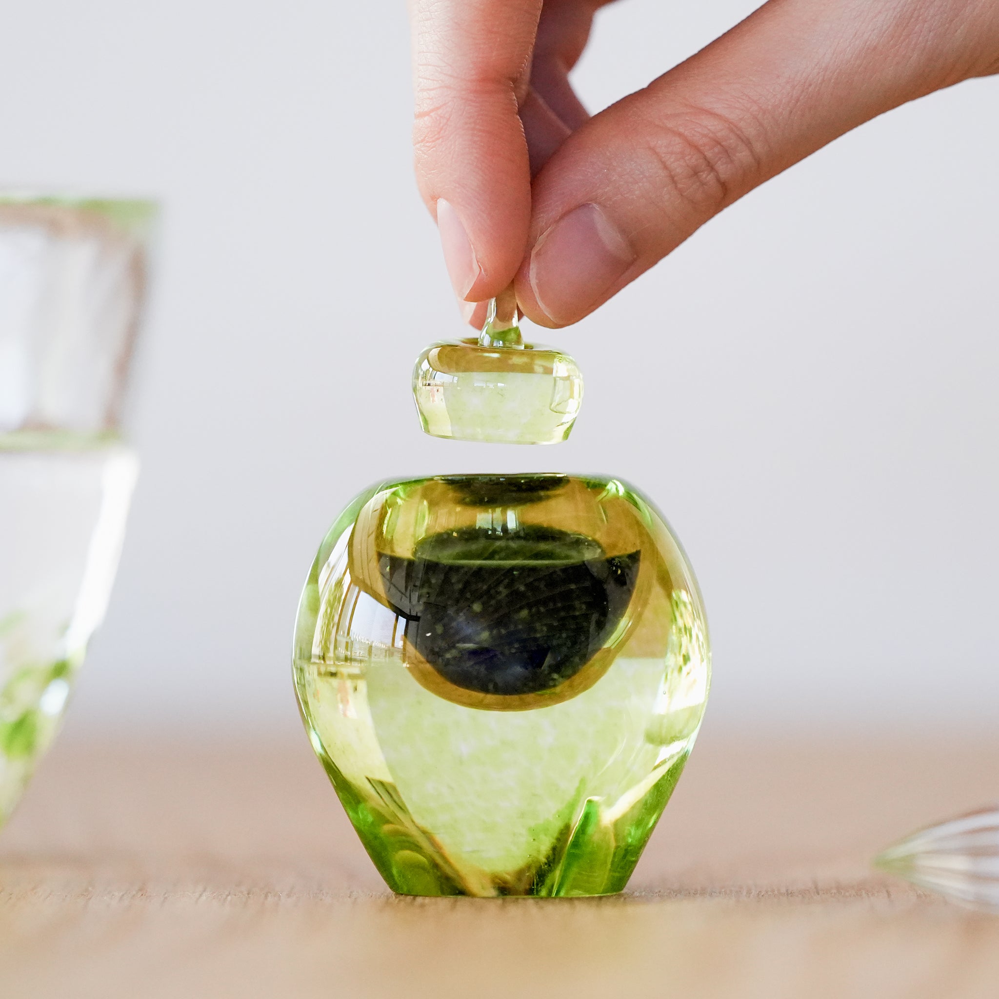 津軽びいどろ ちいさな林檎 りんごインク壺 青 インクポットの蓋を開けている画像