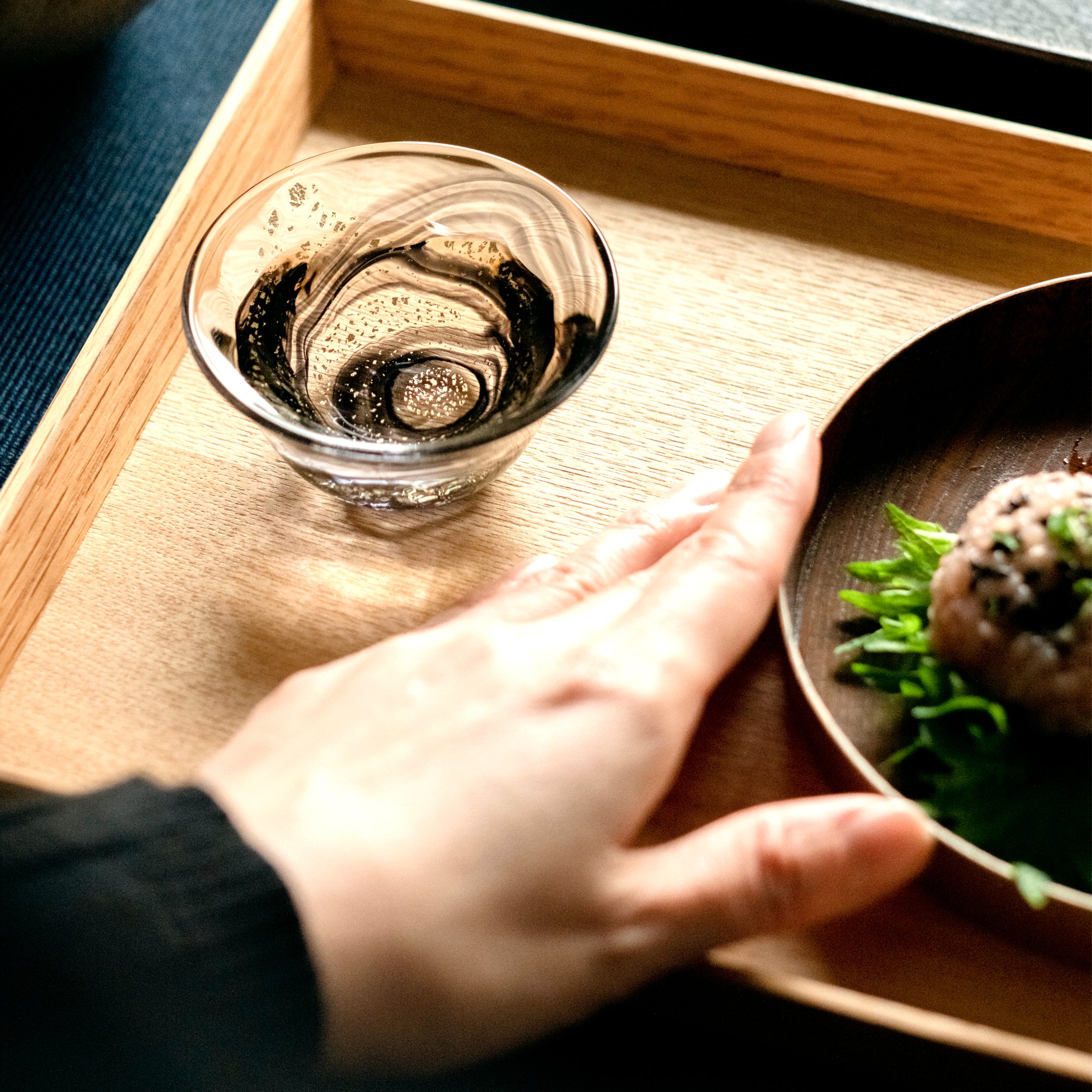 津軽びいどろ ねぶたあかり 盃 墨 sumi 料理の横に並んでいる盃の画像