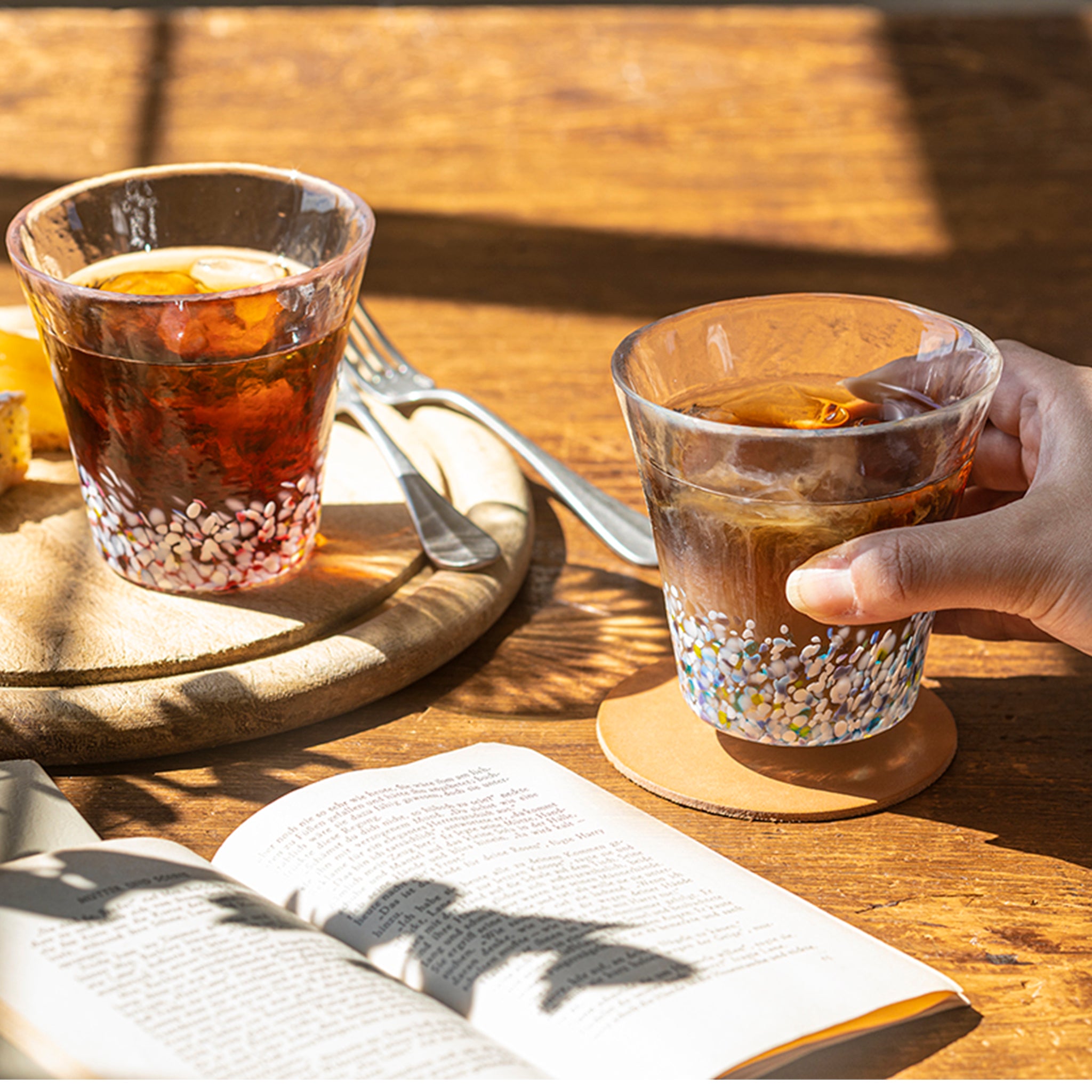 津軽びいどろ にほんの色ふうけい グラスペア冬の彩 グラスを手で持ち上げている画像