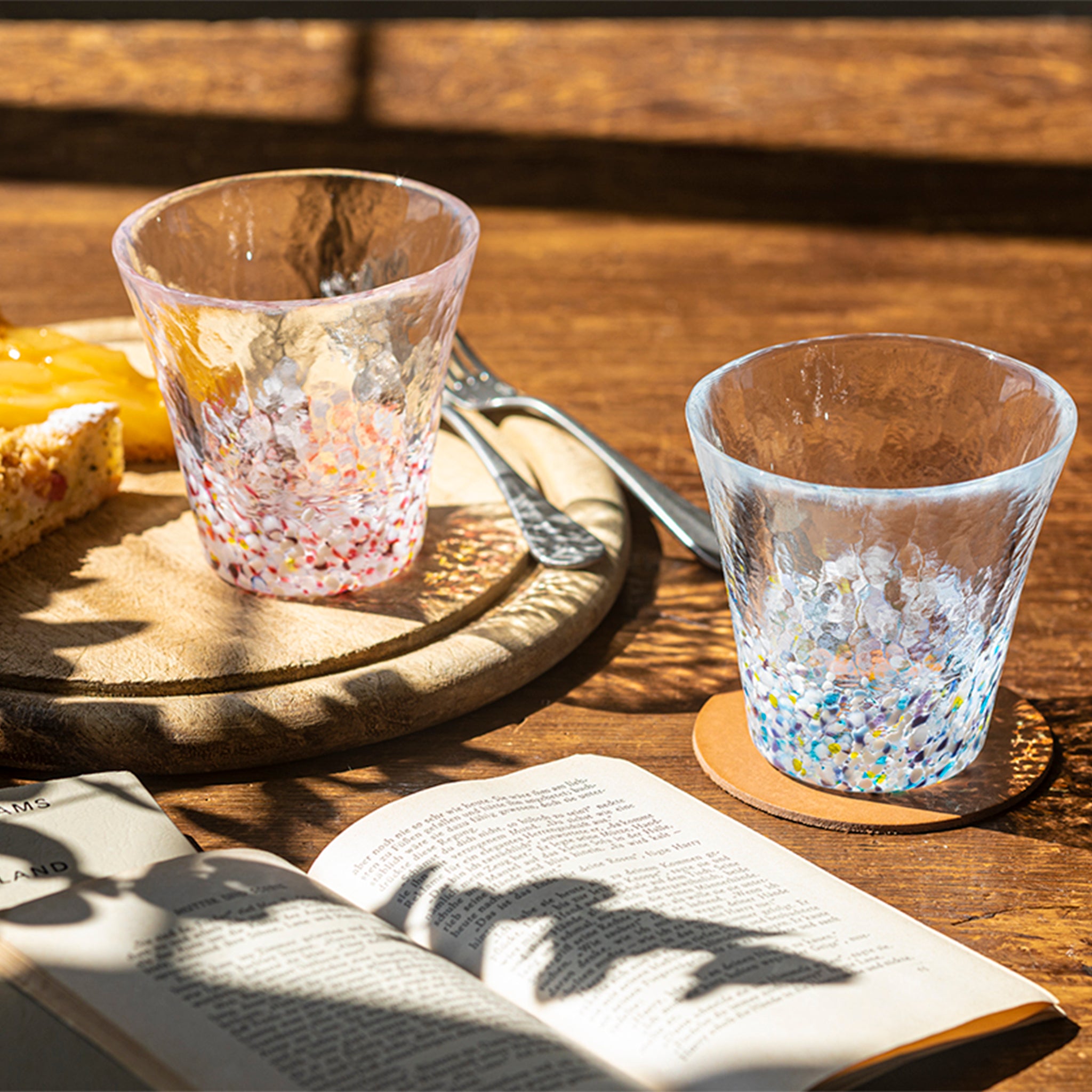 津軽びいどろ にほんの色ふうけい グラスペア冬の彩 机に置かれているグラスの画像