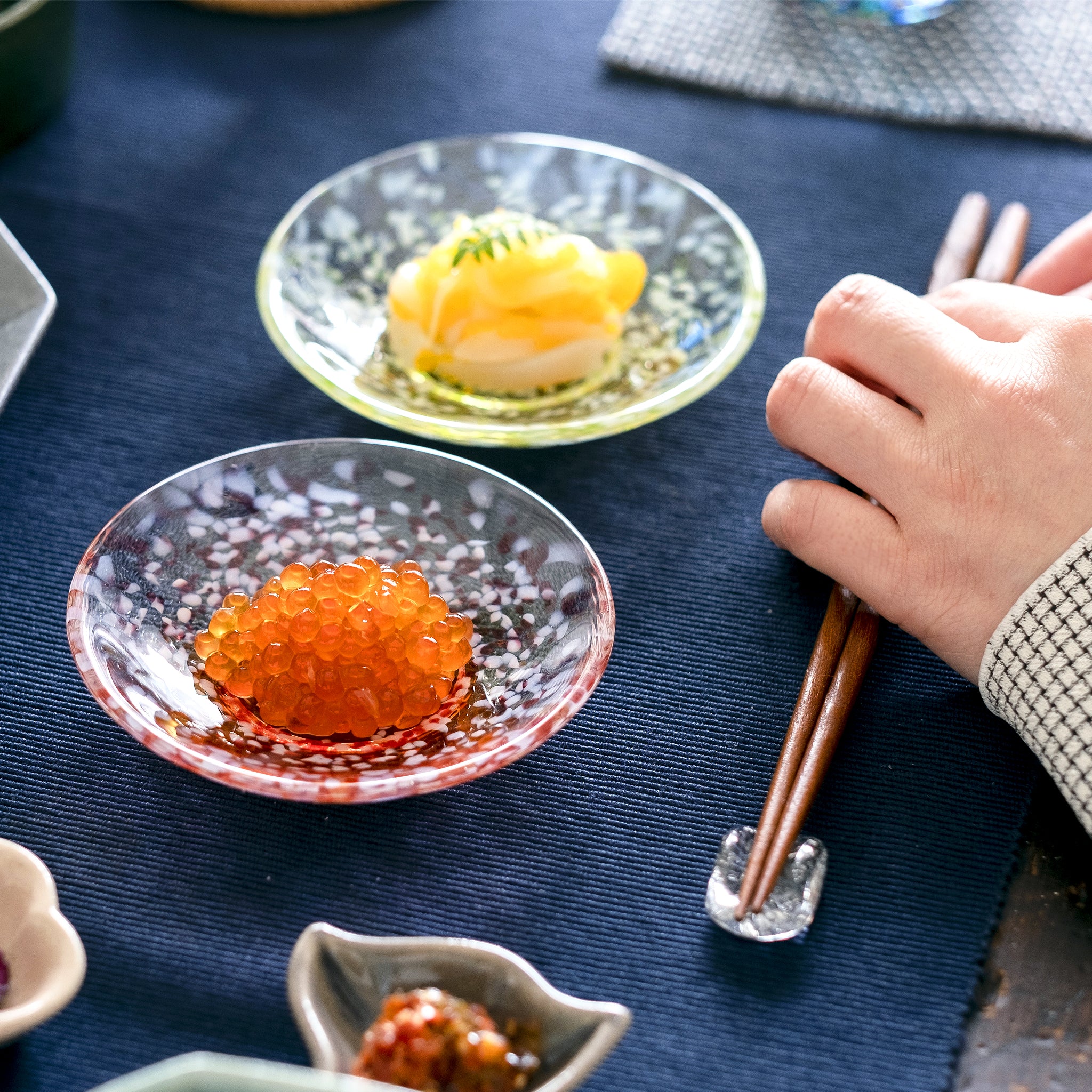 津軽びいどろ 豆皿ギフト りんご豆皿ペアセット 料理がよそわれたガラス食器の画像