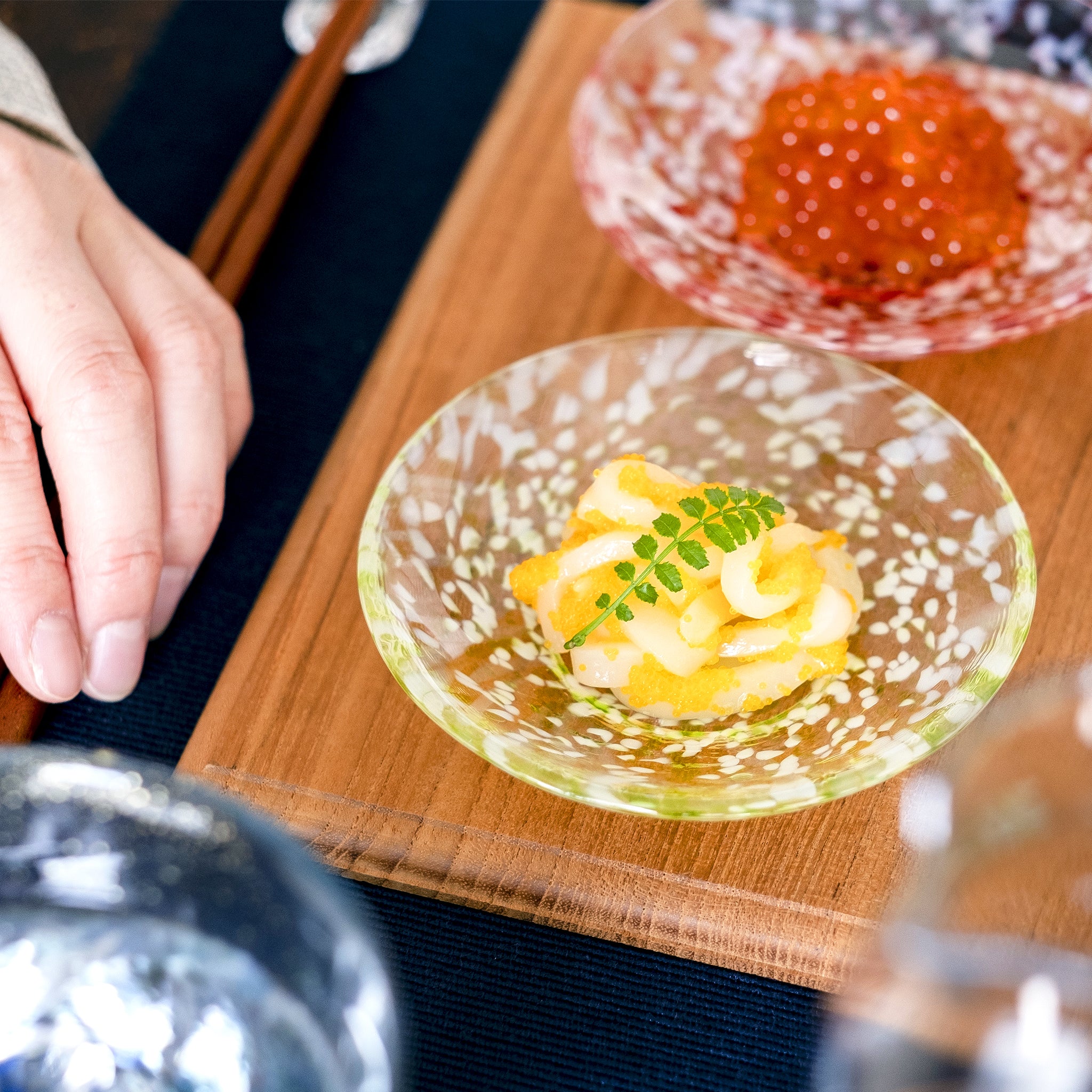 津軽びいどろ 豆皿ギフト りんご豆皿ペアセット 食卓に並ぶガラス食器の画像