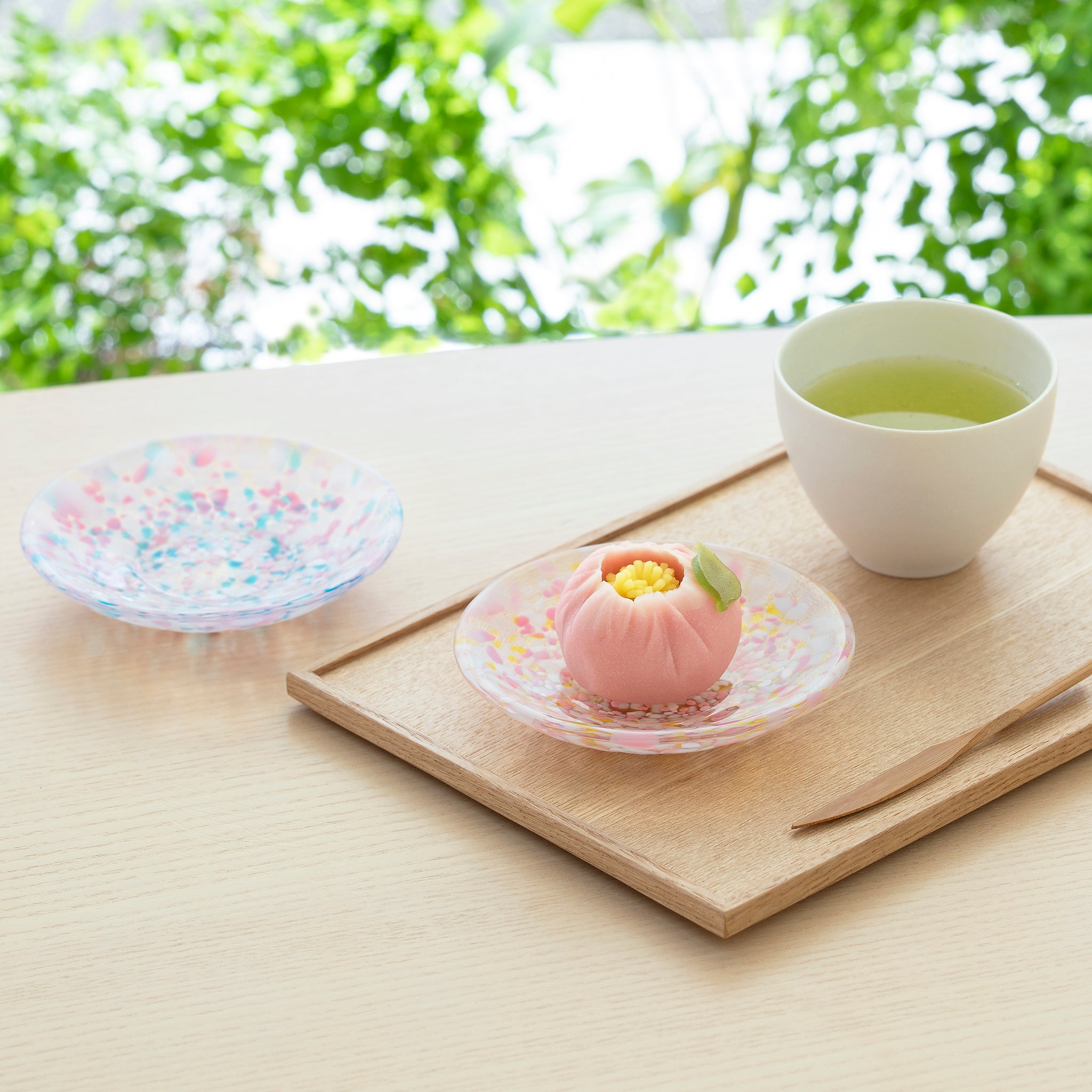 津軽びいどろ 豆皿ギフト SAKURAペアセット菜の花と青い空 茶菓子が乗っているガラス食器の画像