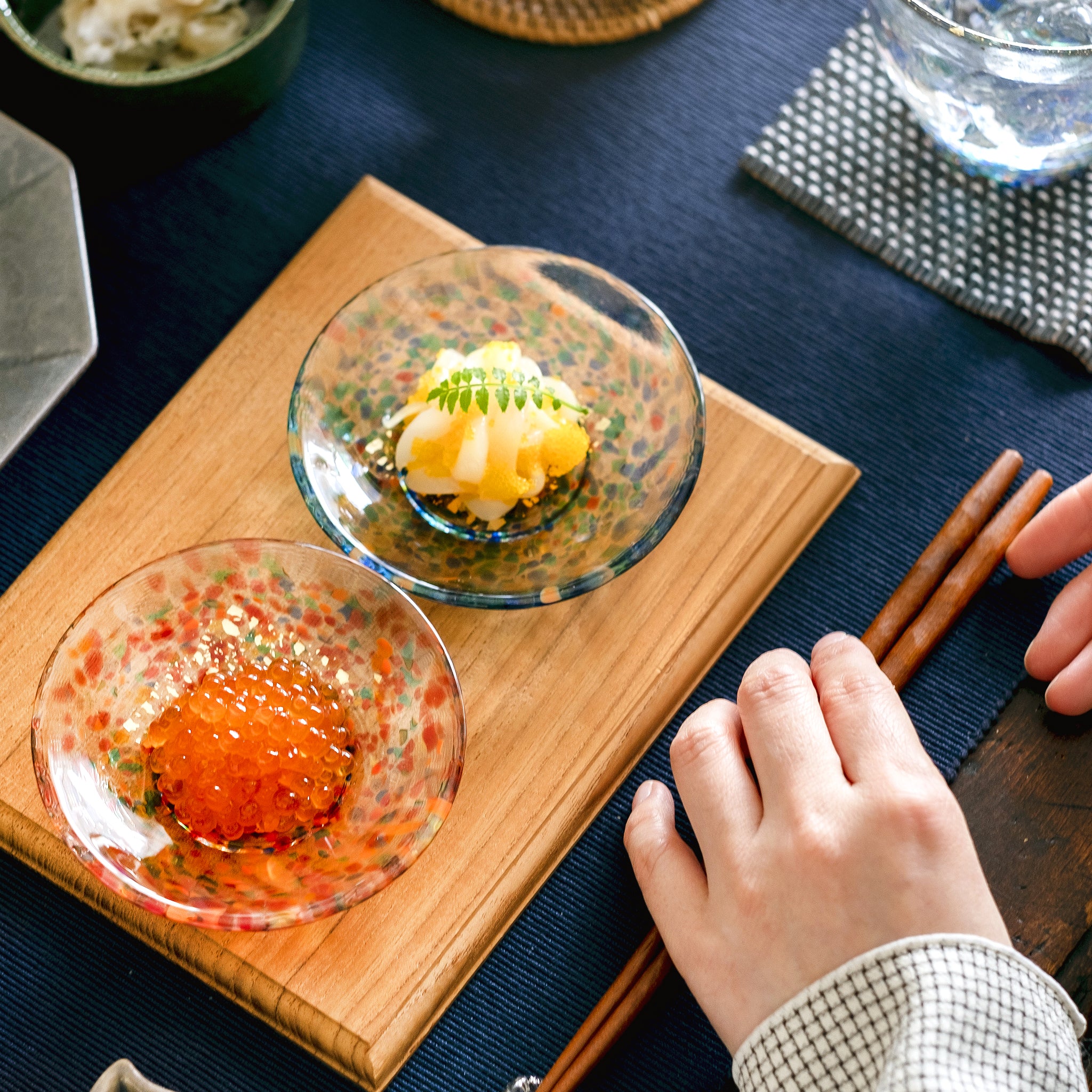 津軽びいどろ 豆皿ギフト MATSURI金彩ペアセット 料理がよそわれたガラス食器の画像