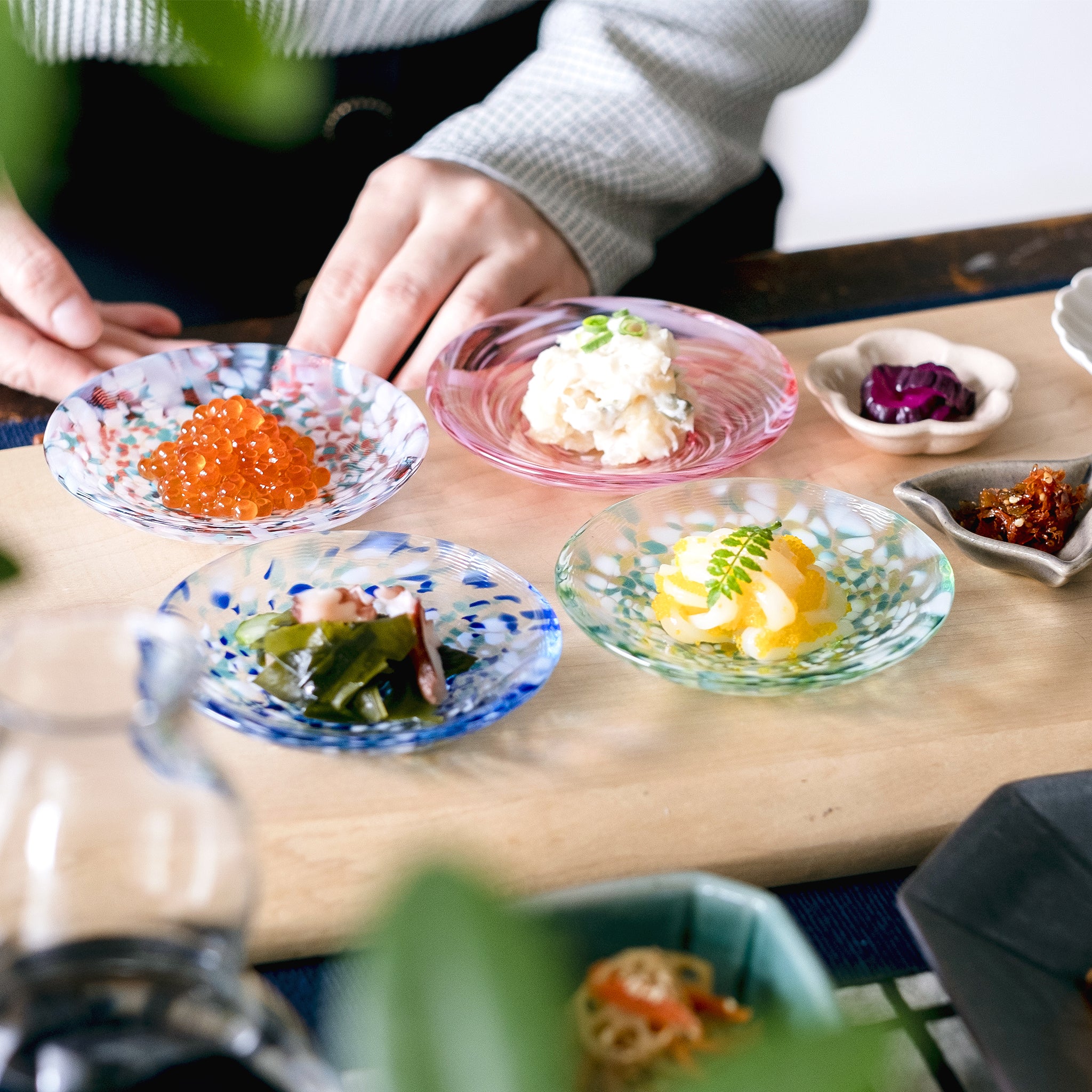 津軽びいどろ 豆皿ギフト 色色豆皿彩合わせセット 様々な料理がよそわれたガラス食器の画像