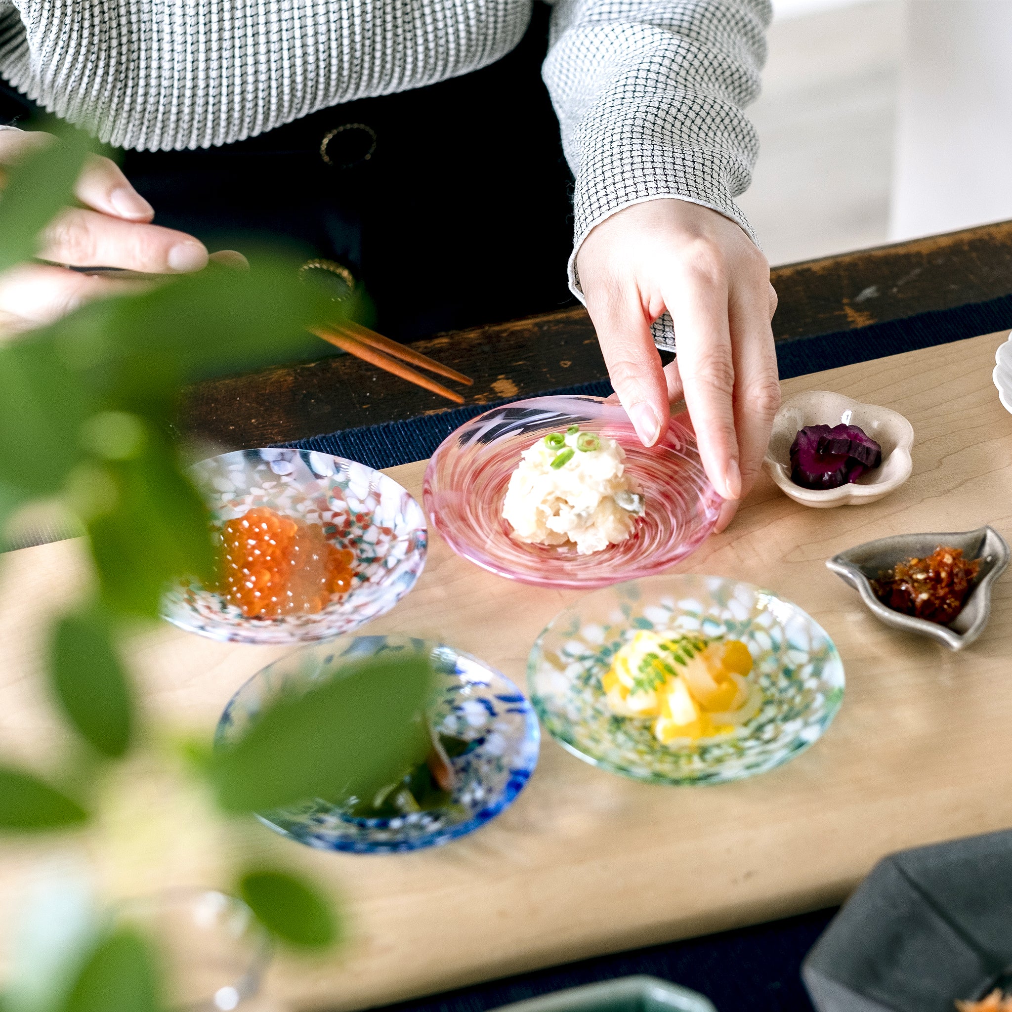 津軽びいどろ 豆皿ギフト 色色豆皿彩合わせセット 様々な料理をガラス食器によそっている画像