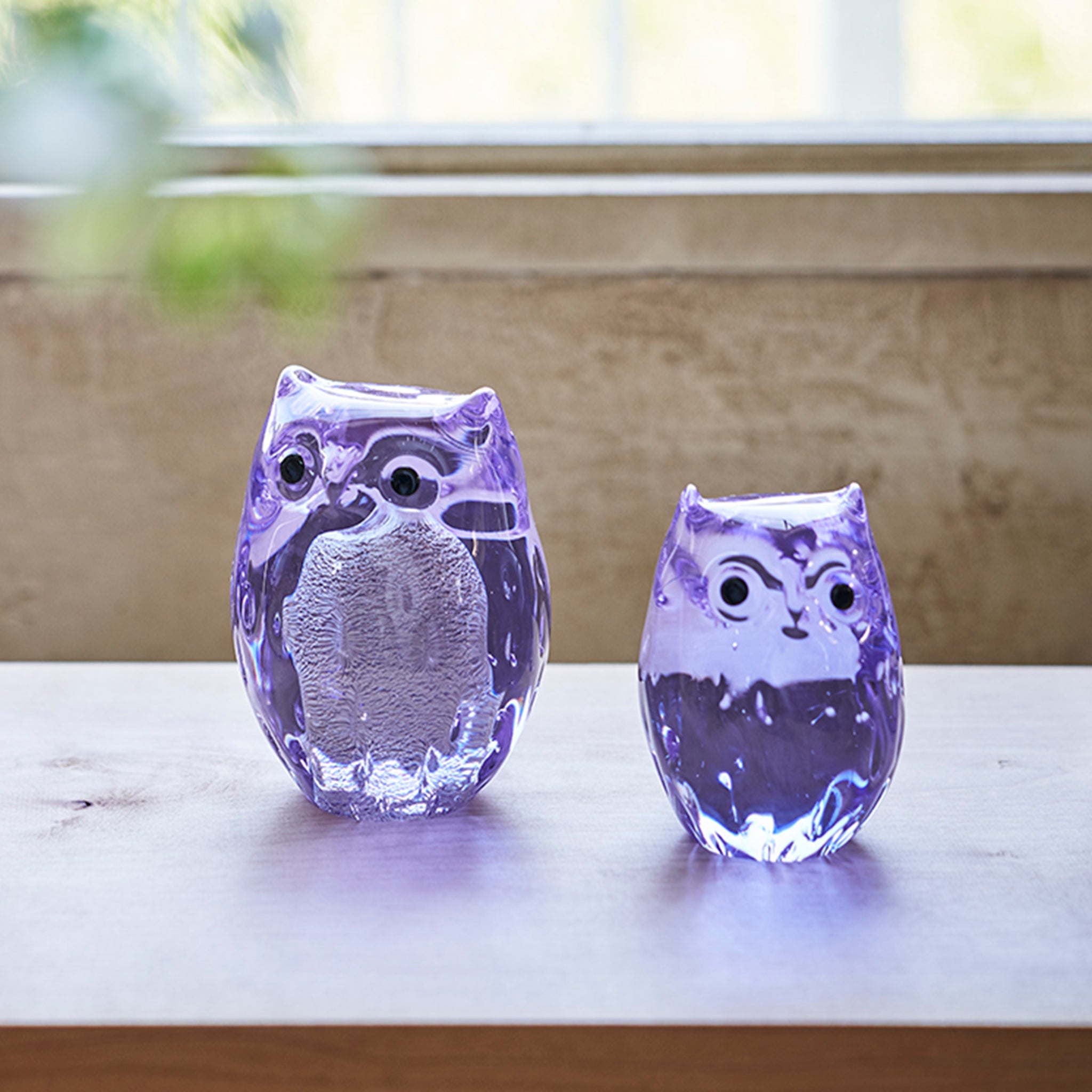 津軽びいどろ 子ふくろう (紫苑) オーナメントが二つ並んでいる画像