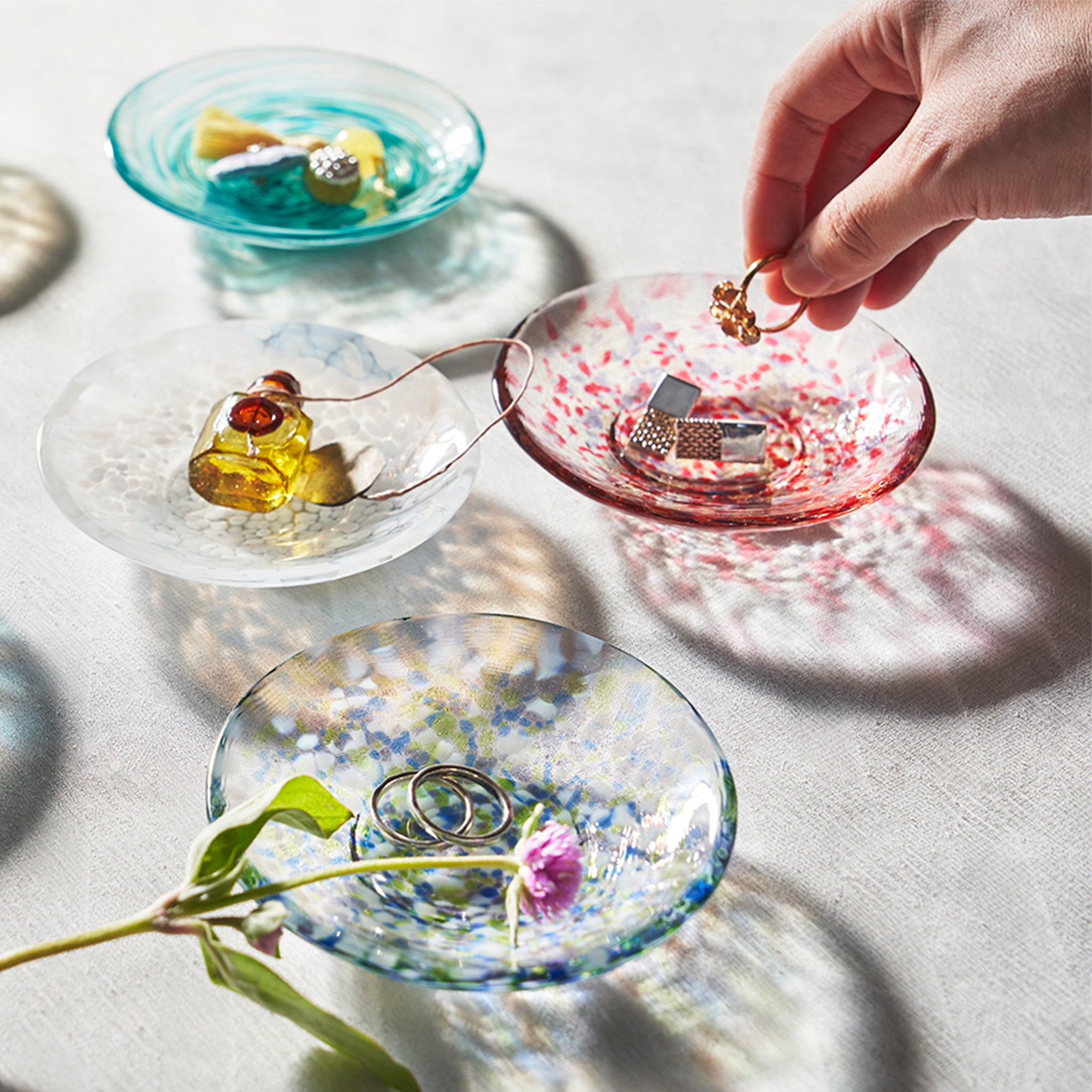 津軽びいどろ 色色豆皿 春茜 小物が乗った小皿の画像