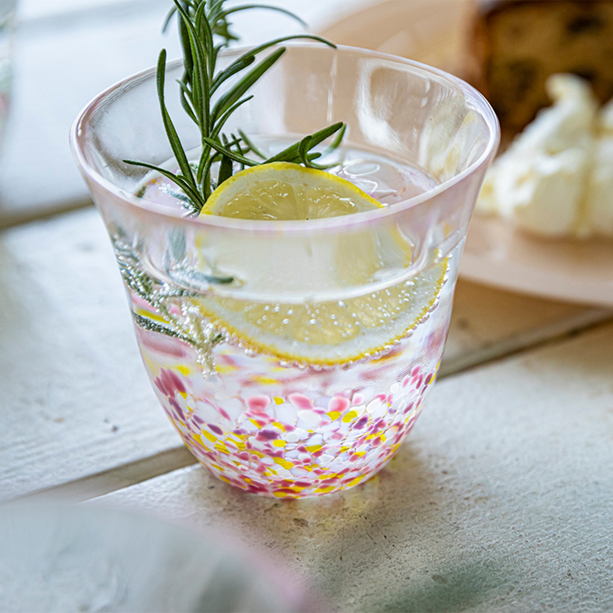 津軽びいどろ さくらさくら 桜と菜の花 フリーカップ グラスにレモンとソーダが入っている画像
