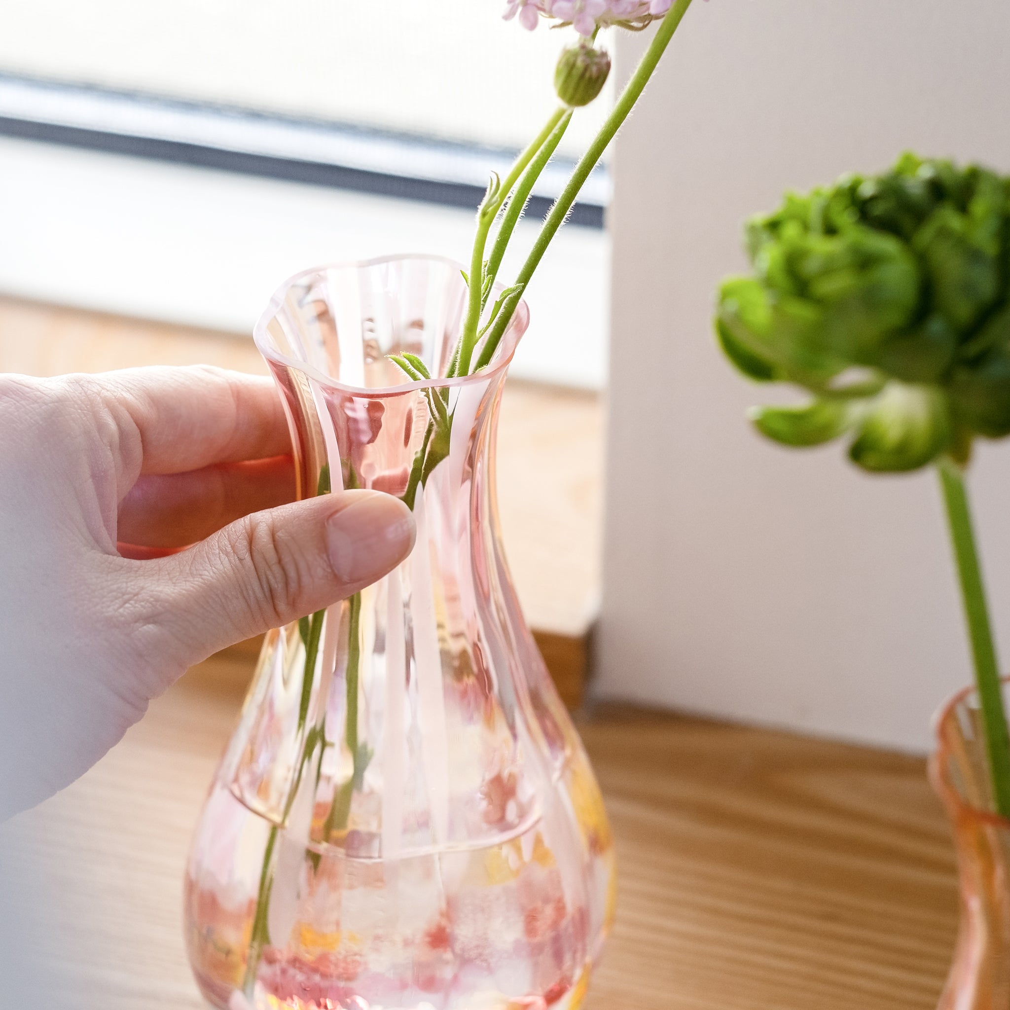 津軽びいどろ 花ひかり フラワーピンク 手で持ったイメージ画像