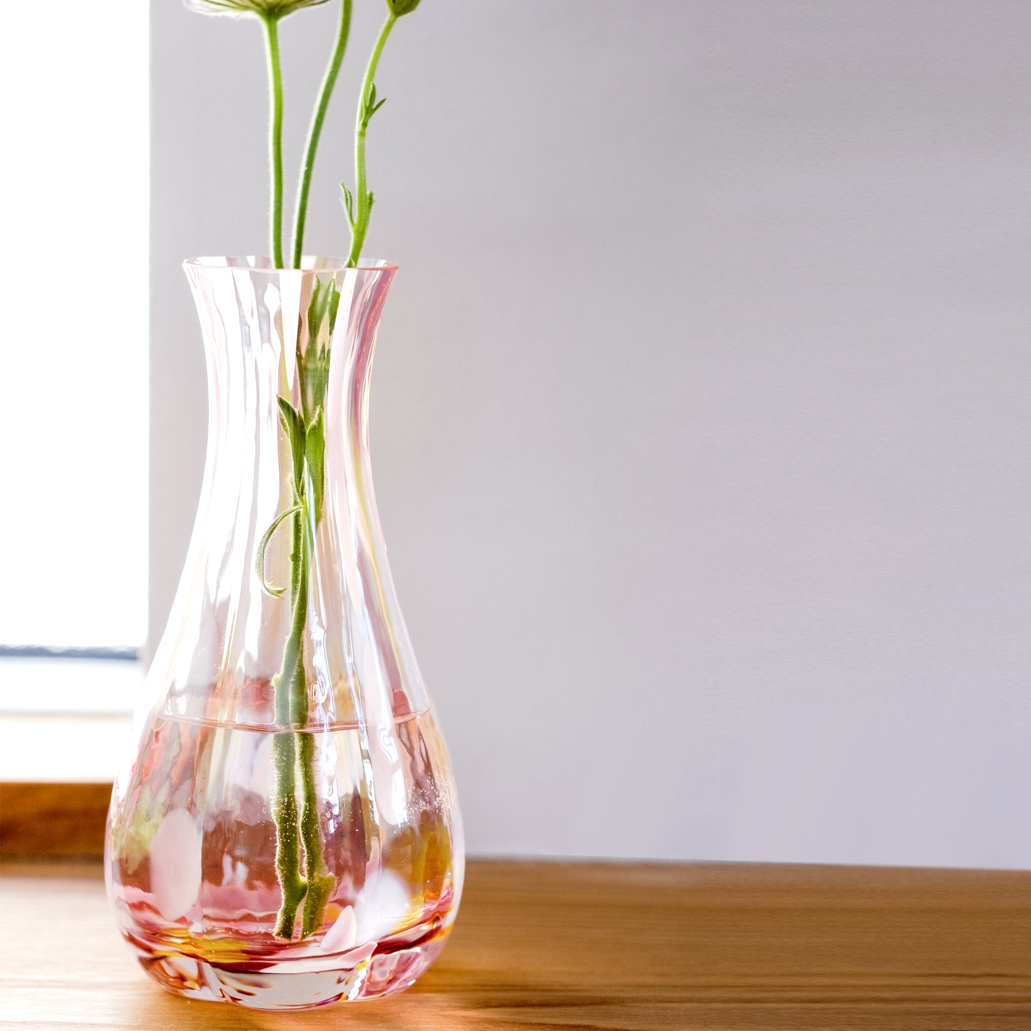 津軽びいどろ 花ひかり フラワーピンク 花材を挿した時の花びんの見え方をとらえた画像