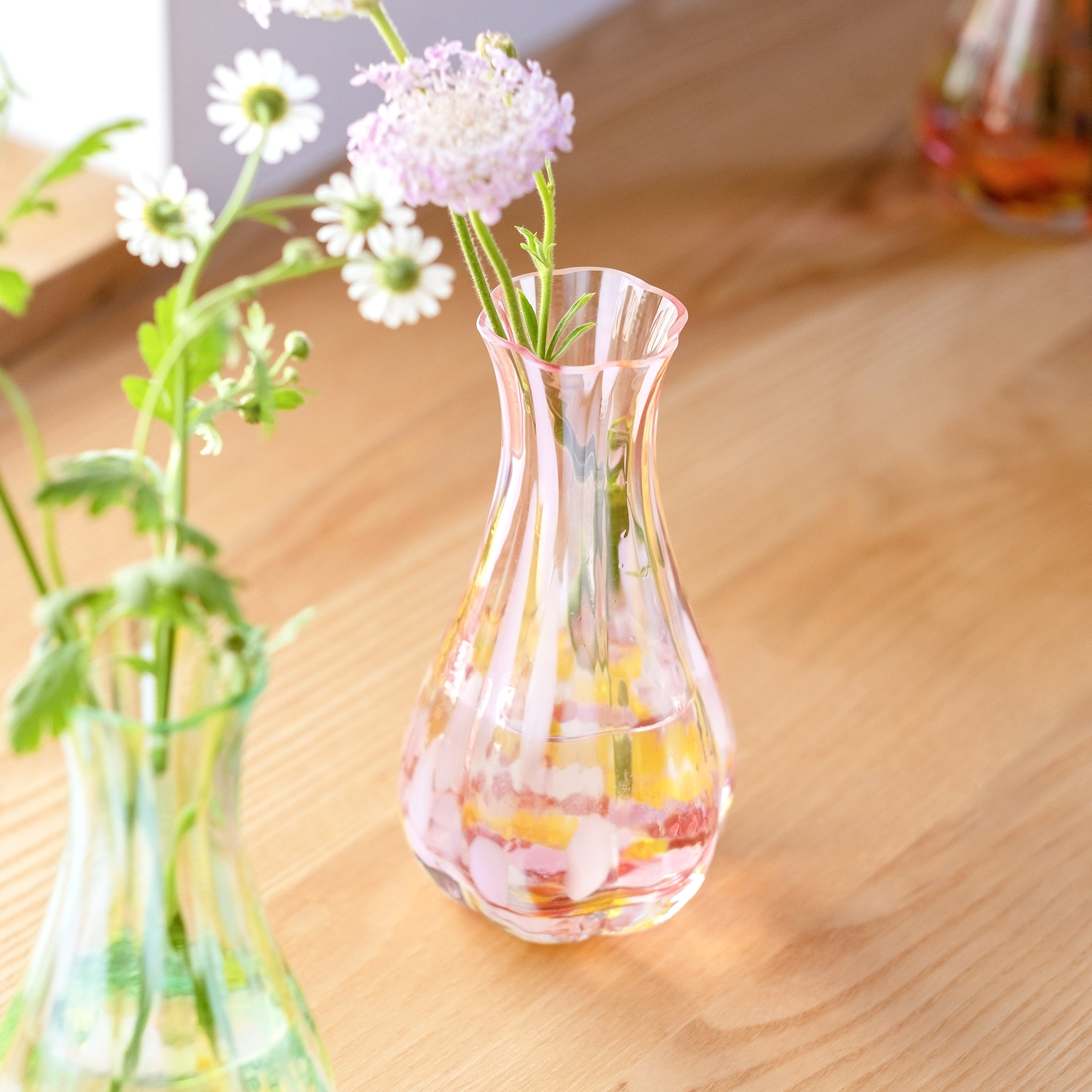 津軽びいどろ 花ひかり フラワーピンク 何本か切り花を挿した全体像の画像