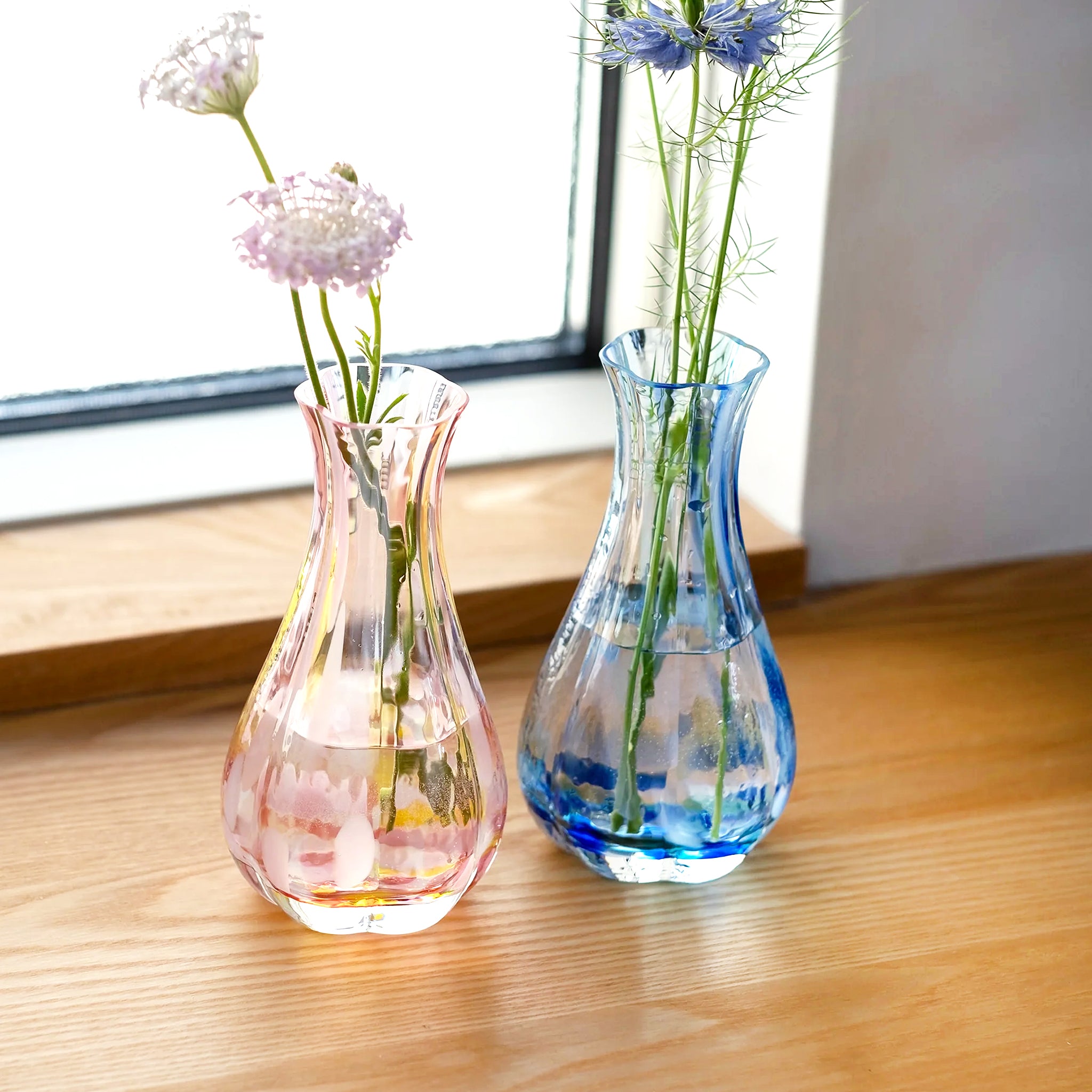 津軽びいどろ 花ひかり フラワーピンク 色違いの花びんと横並びの画像