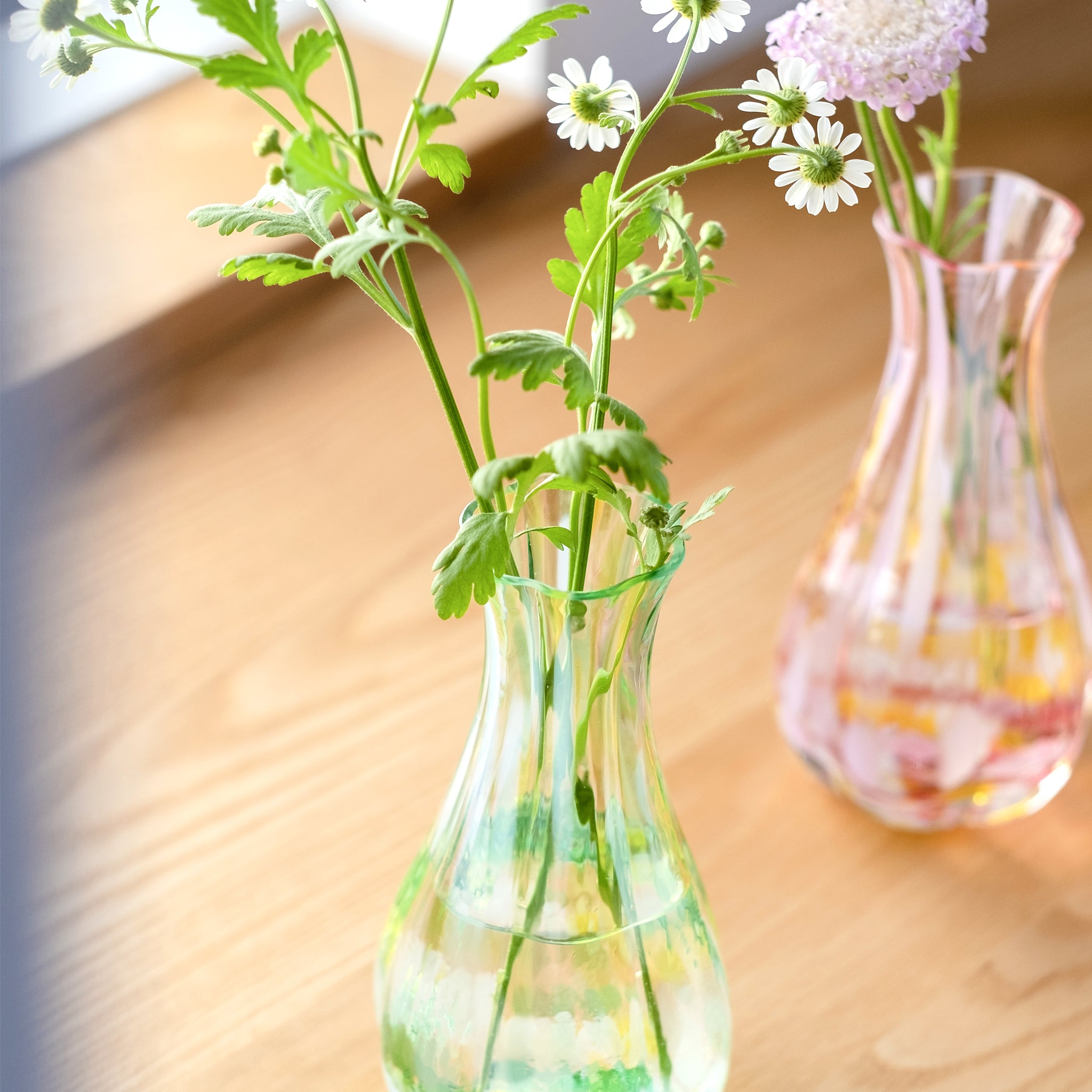 津軽びいどろ 花ひかり フォレストグリーン 緑の植物を活けた画像のアップ