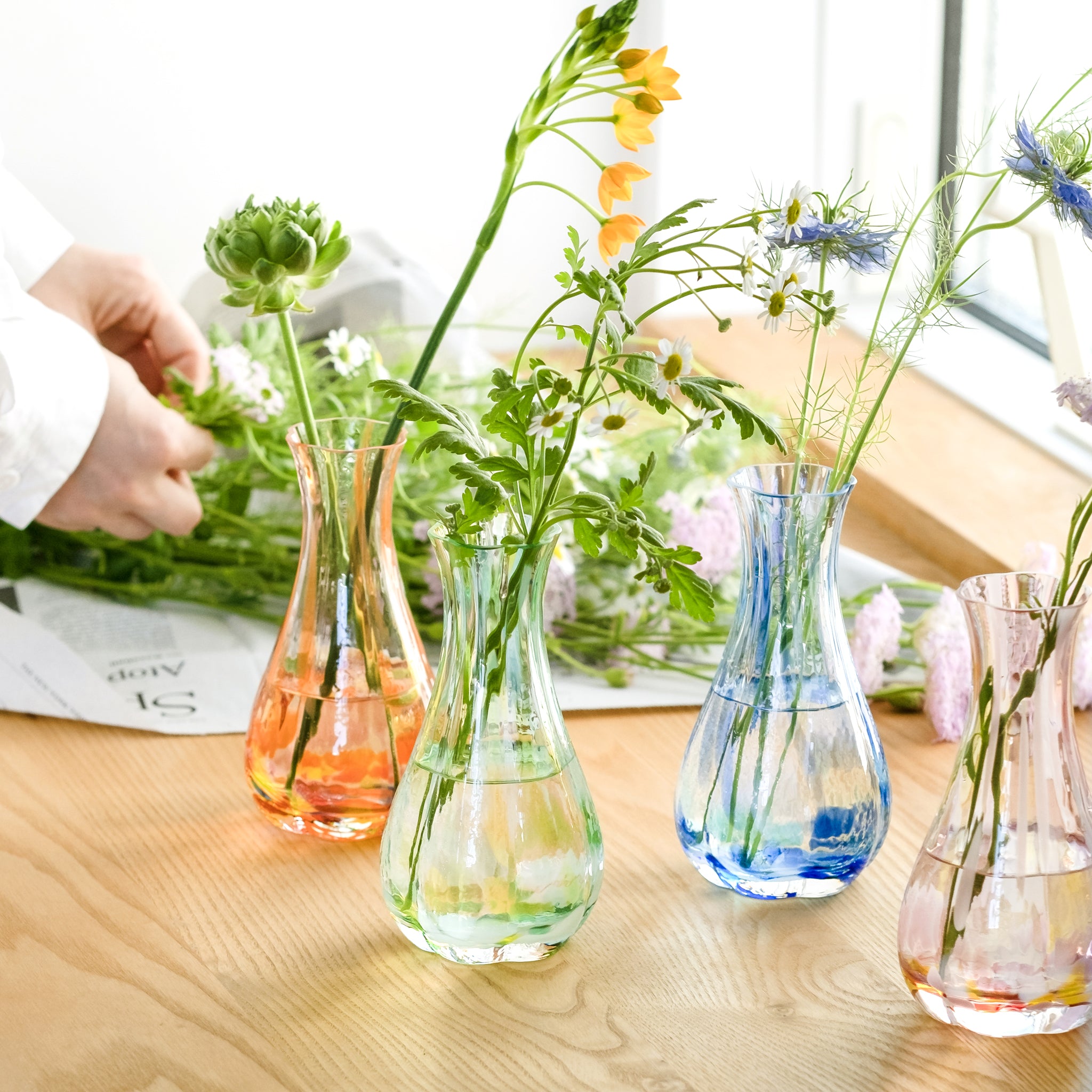 津軽びいどろ 花ひかり フォレストグリーン シリーズ全てに花材を活けた画像