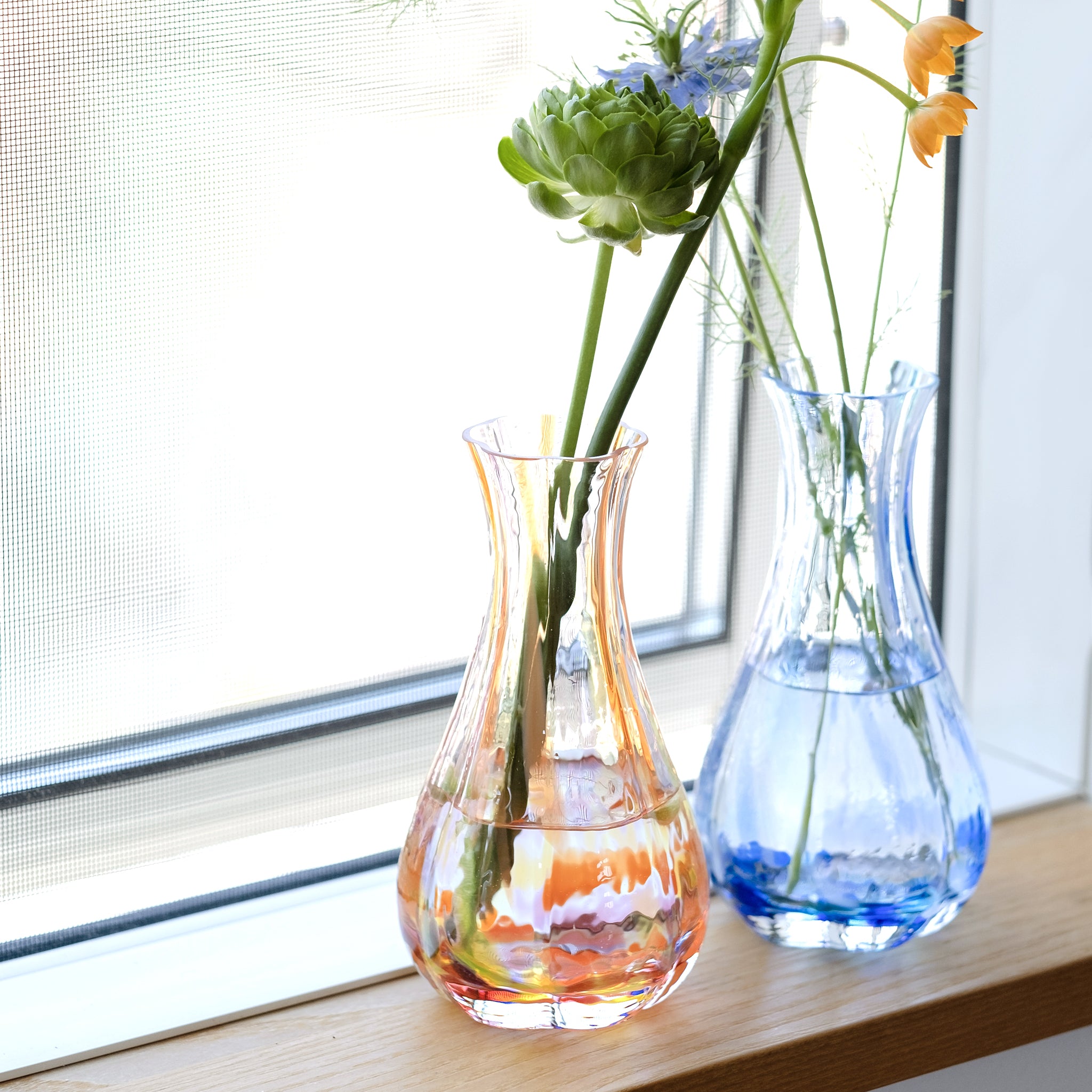 津軽びいどろ 花ひかり サンセットオレンジ 一輪挿し 何本か切り花を挿したイメージ画像